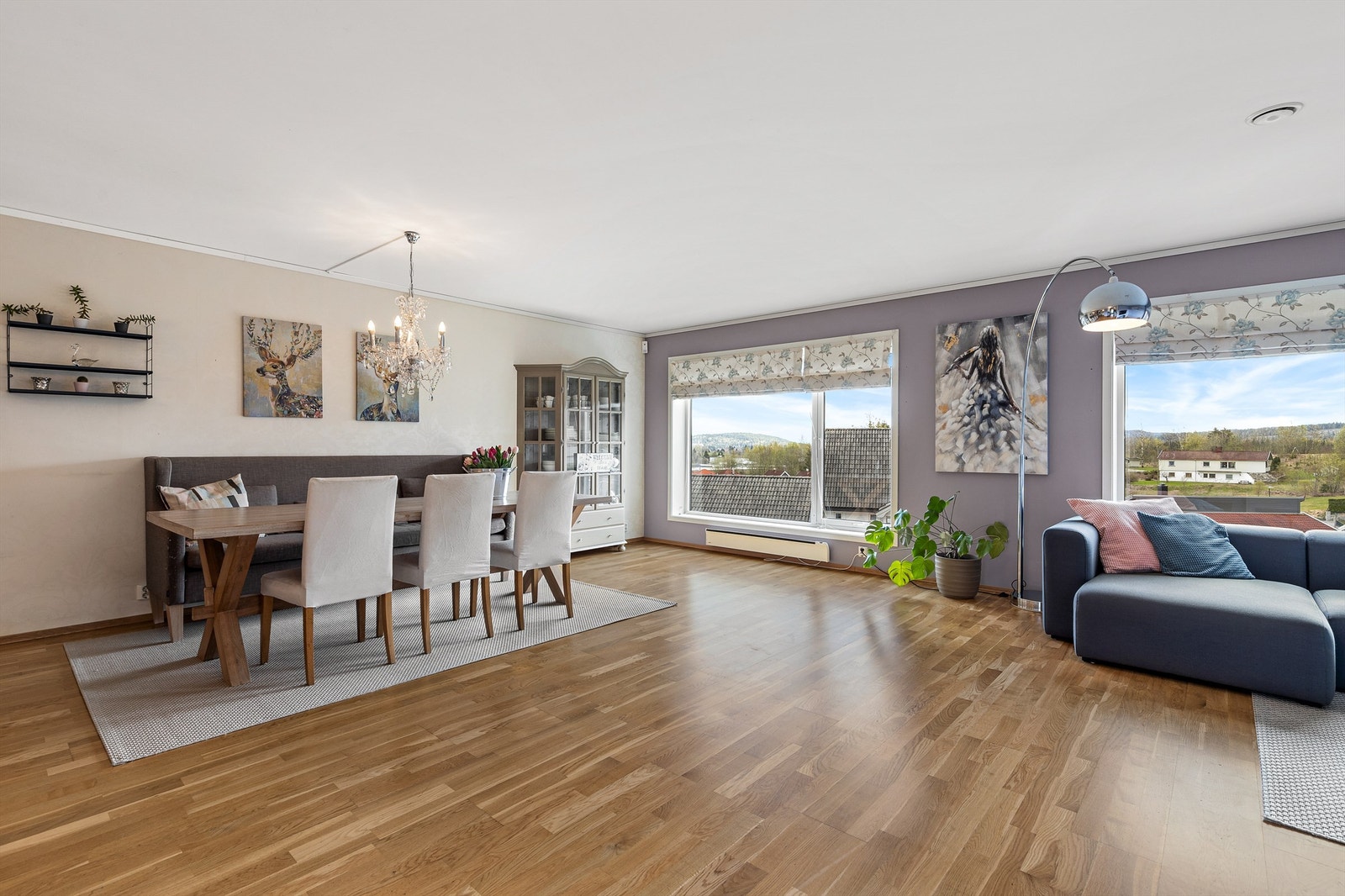 Her er det plass til sofagruppe, TV-område og stort spisebord. Galleribilde