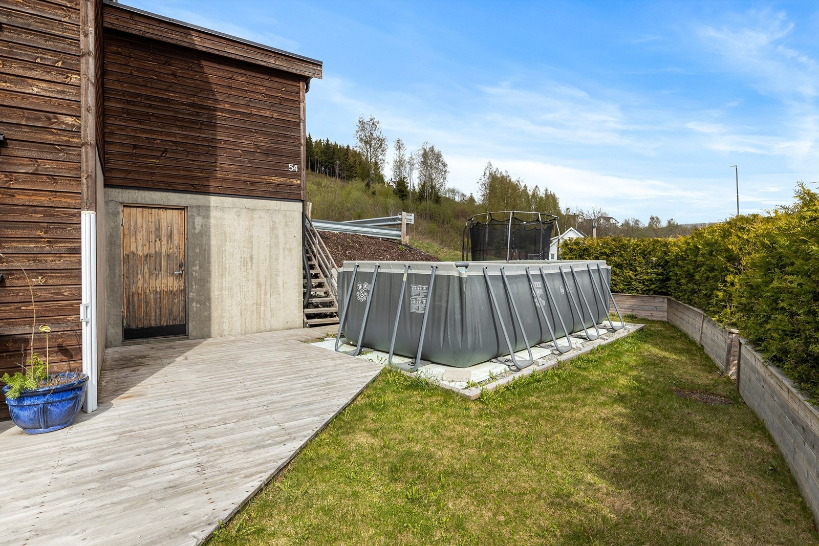 Inngangen til uteboden. Galleribilde