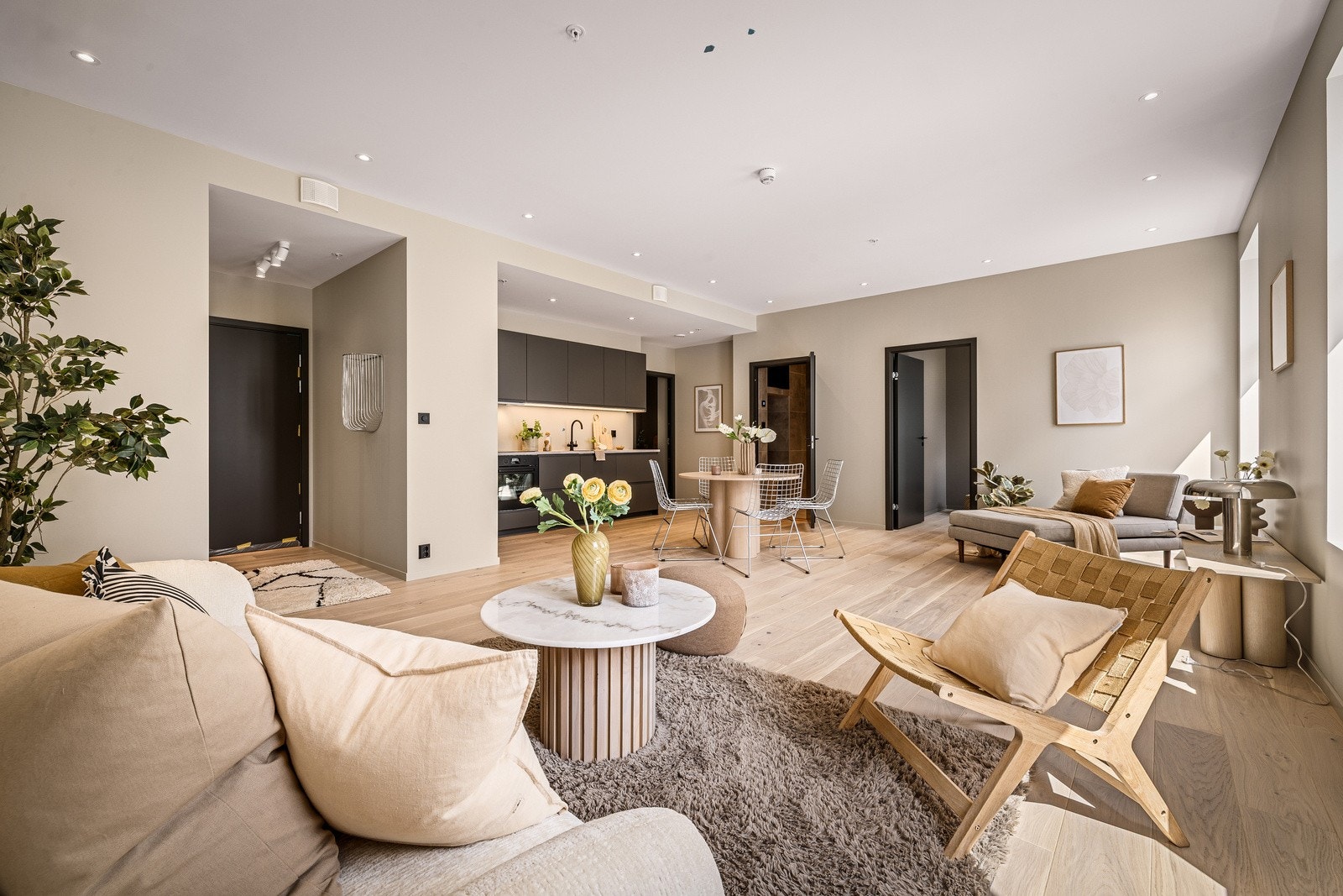 Meget romslig stue og kjøkkenløsning Galleribilde