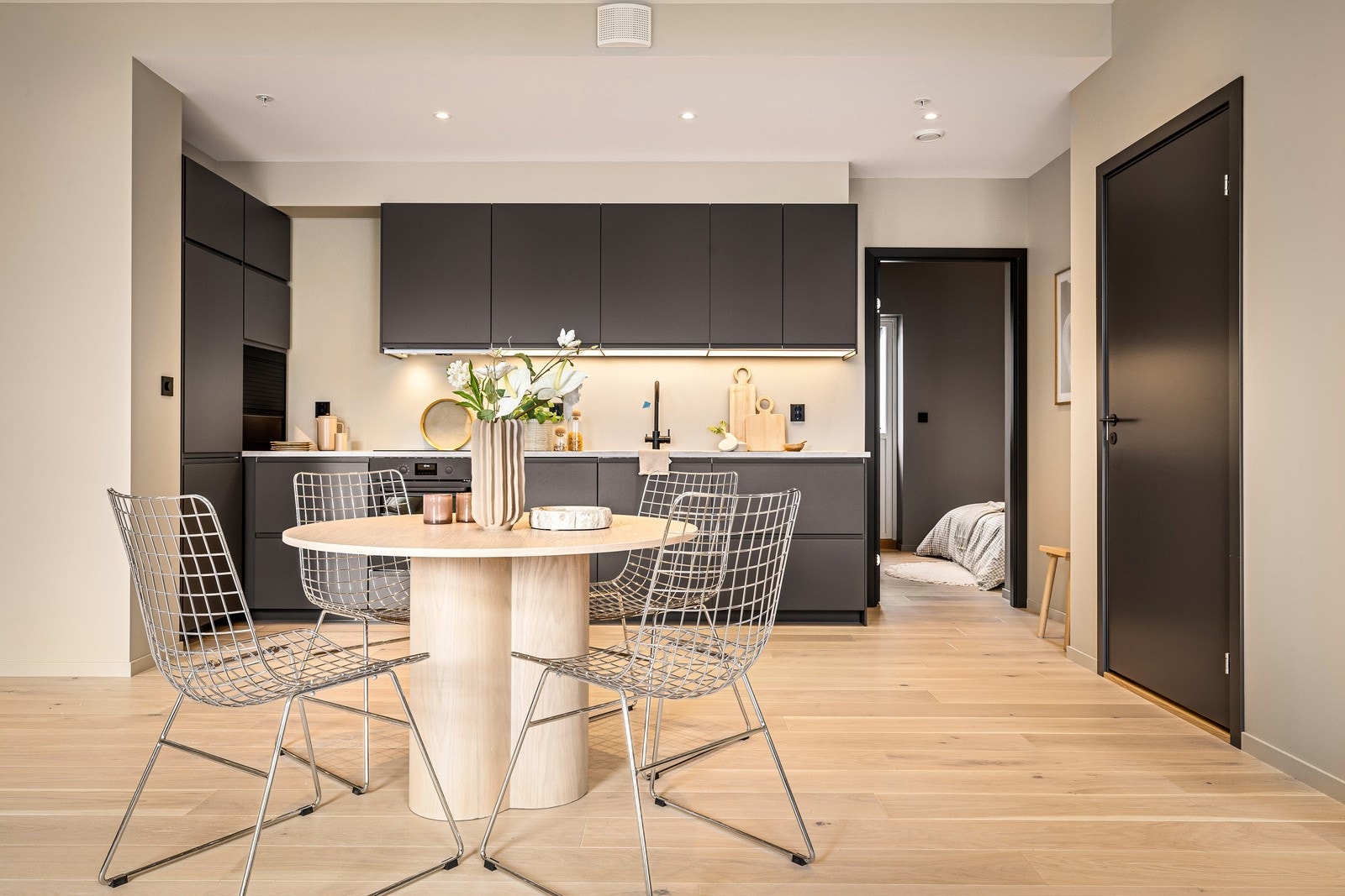 Kjøkkenet er fra IKEA og har integrerte hvitevarer Galleribilde