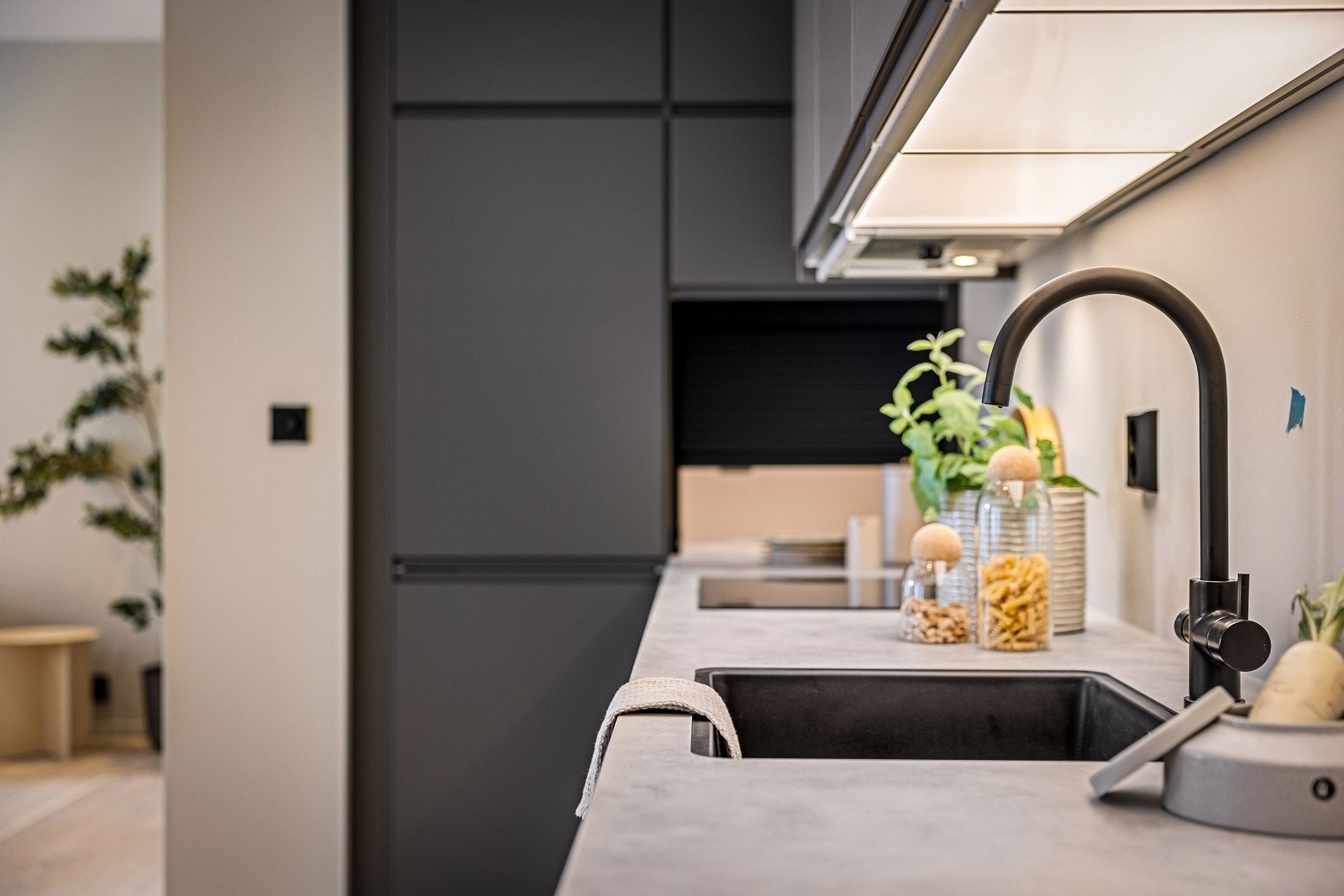 Kjøkken med slette fronter og belysning under overskapene Galleribilde