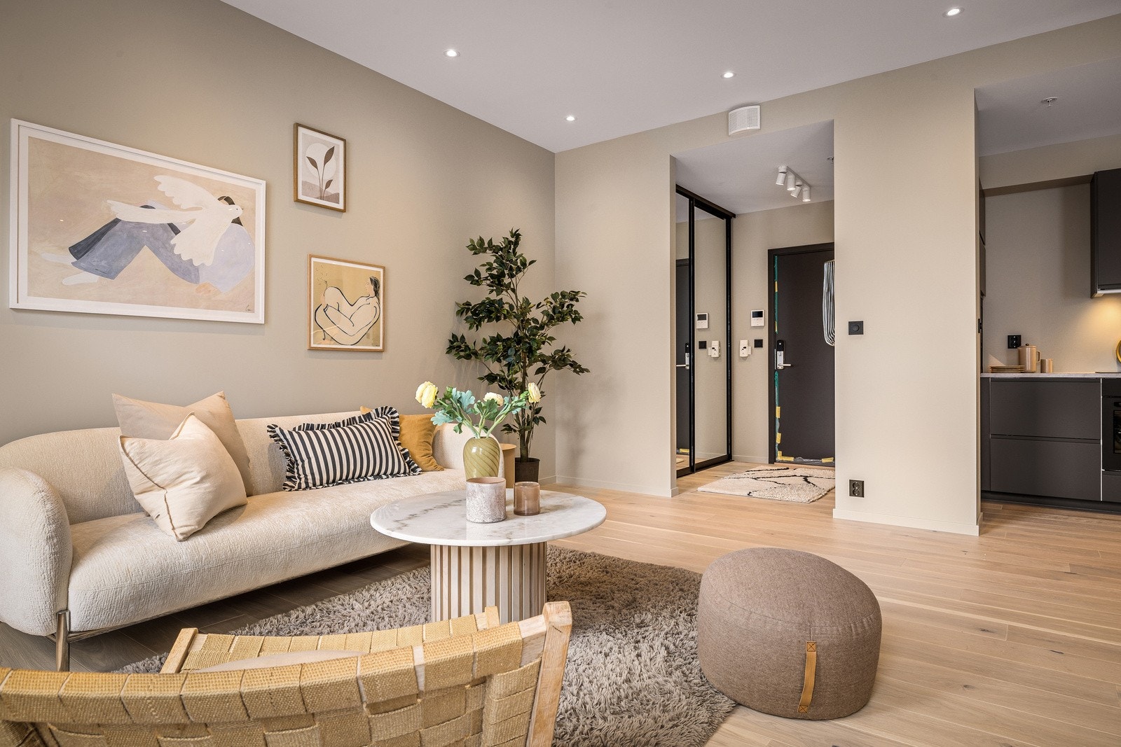 Entré med skyvedørsgarderobe Galleribilde