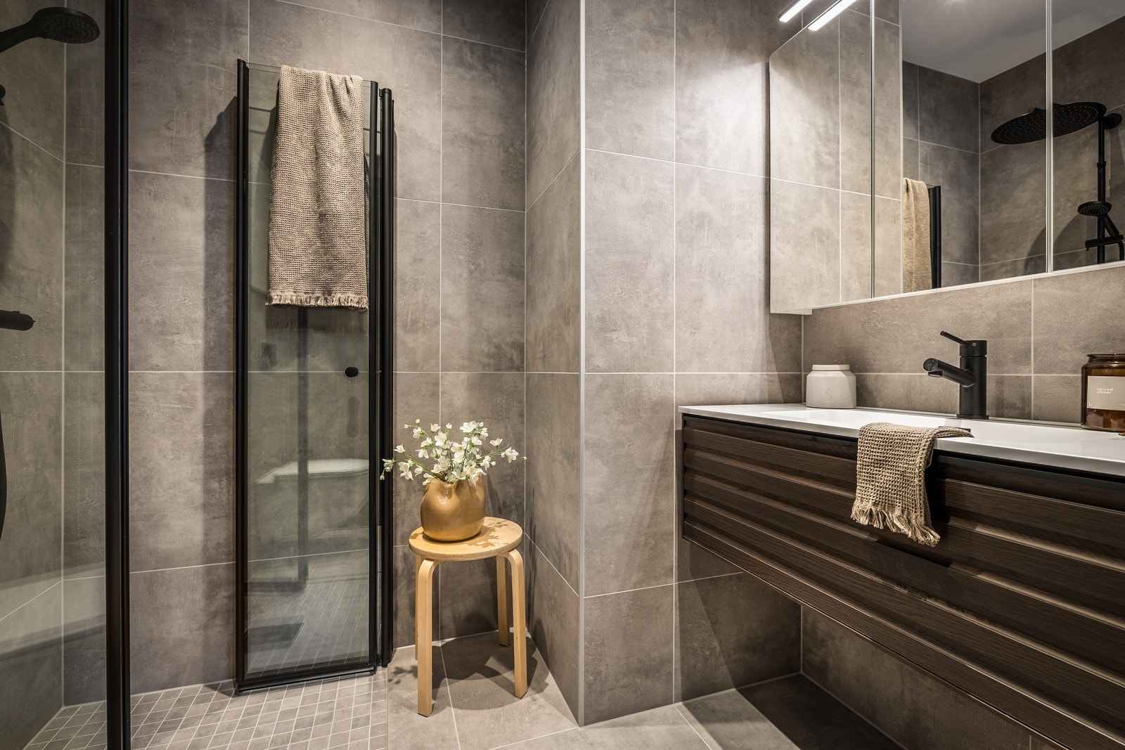 Pent bad med varme i gulve og tidsriktig design Galleribilde