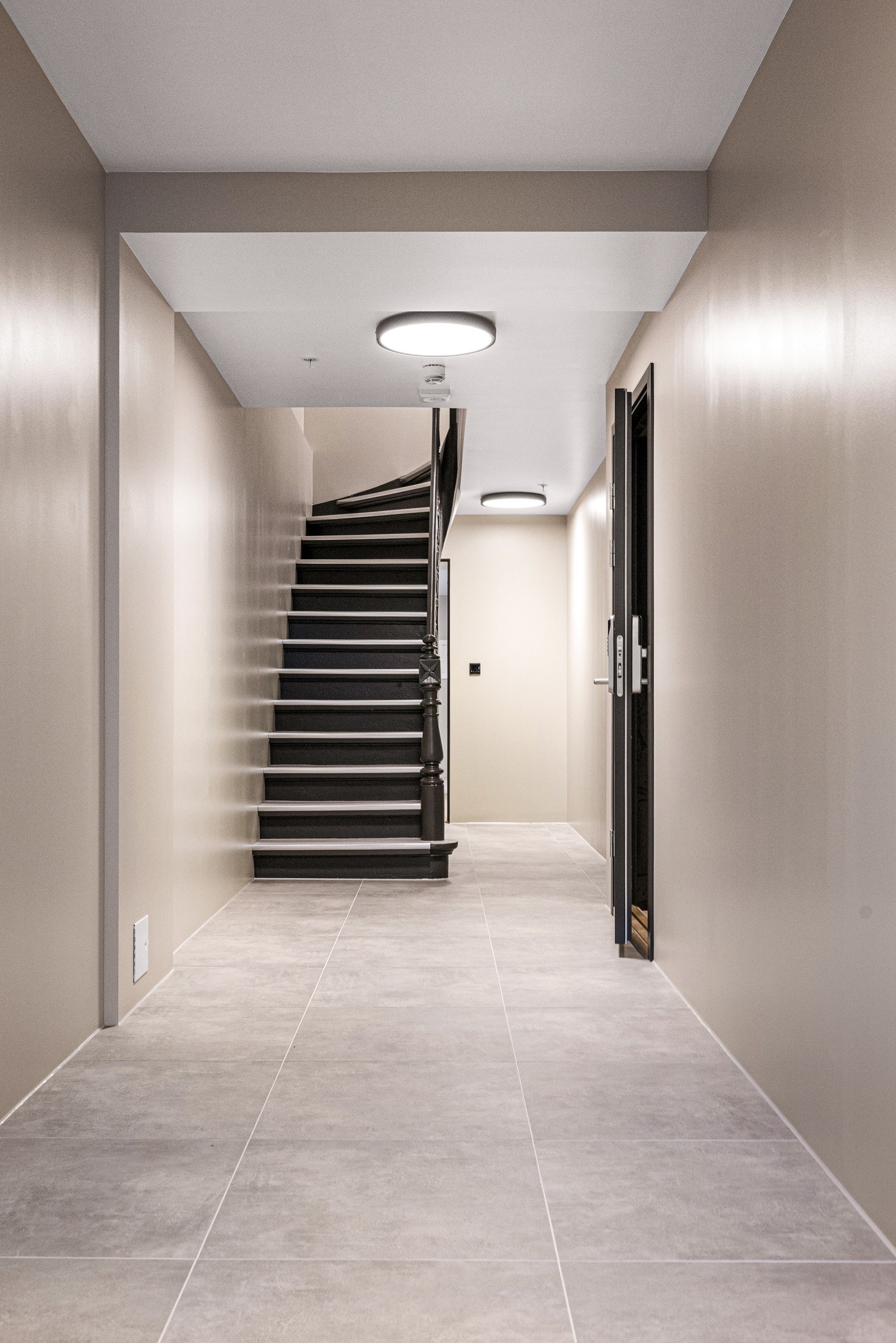 Fliser på gulv og sensorstyrt belysning i fellesarealer Galleribilde