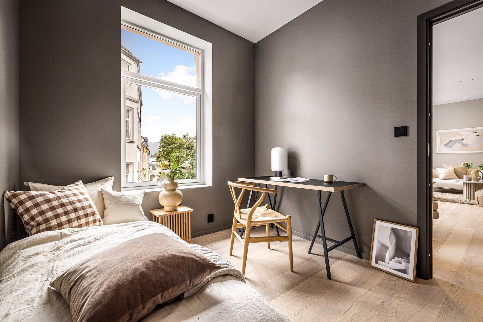 Plass til seng og garderobeskap Galleribilde