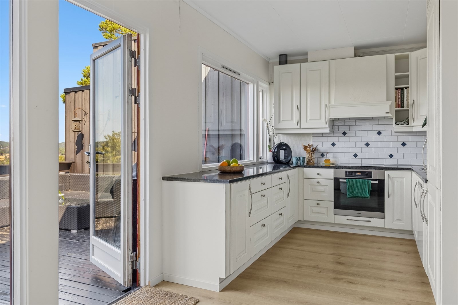 Husebykjøkken med gode arbeidsforhold. Galleribilde