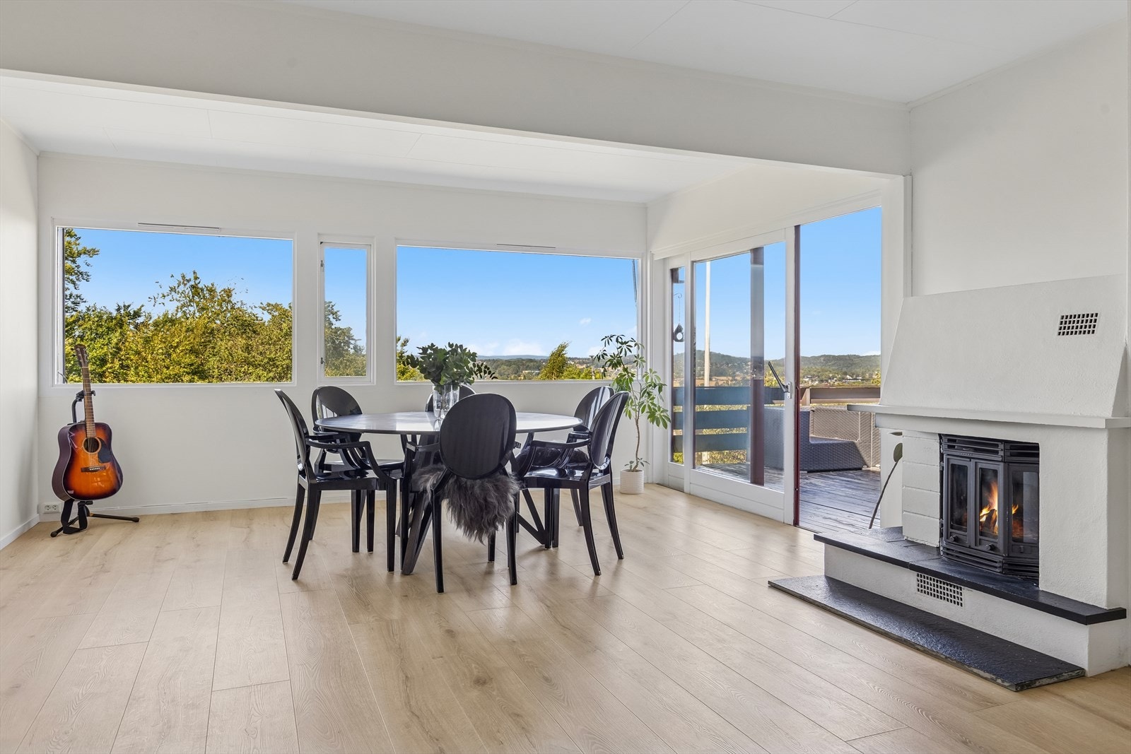 Her er det plass til større spisestue. Vedovn i senter, varmepumpe også i denne etasjen. Galleribilde