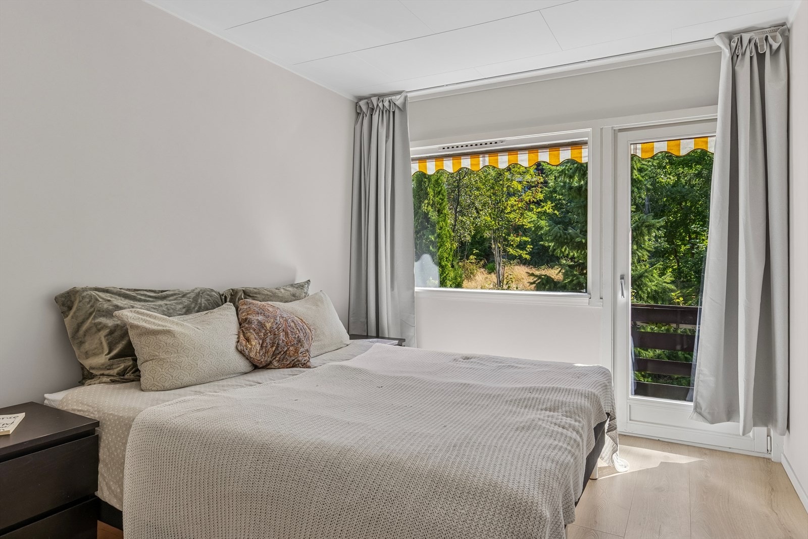 Utgang til østvendt terrasse, med morgensol. Galleribilde