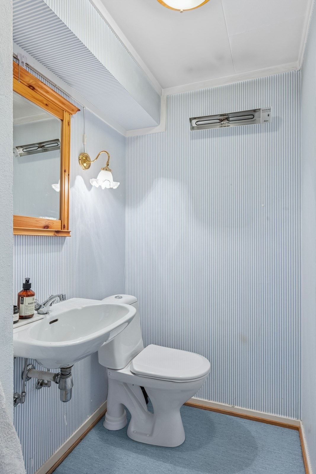 Toalettrom 1. etasje. Så ute at det nesten er inne. Nytt toalett. Galleribilde