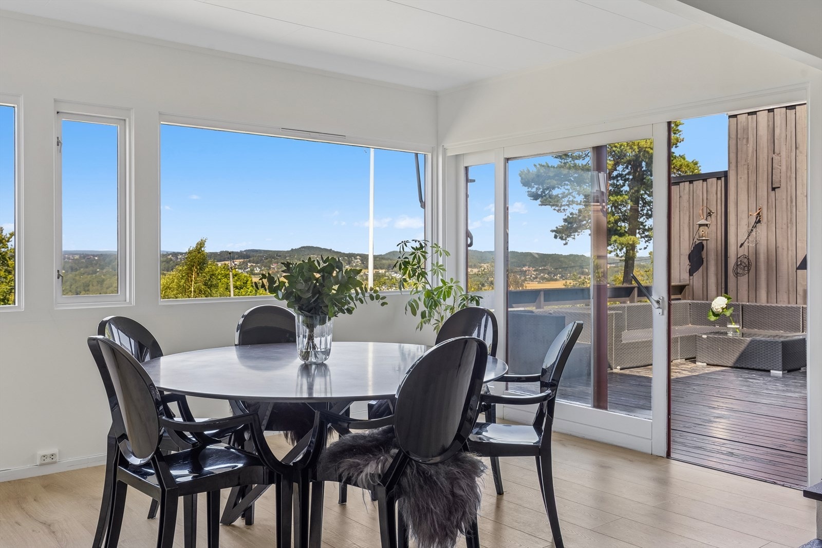 Utgang til terrassen, fra stor skyvedør. Galleribilde