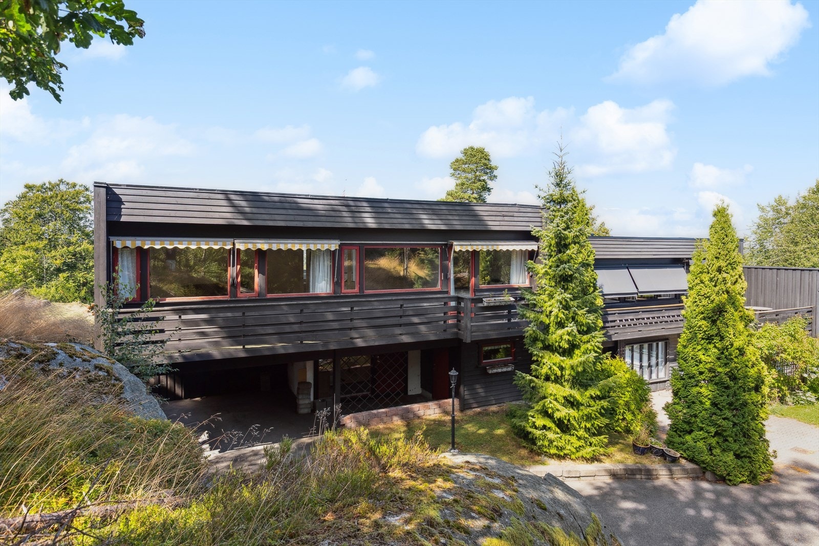 Terrasser i øst og vest, carport med overbygg frem til inngangsdøren. Galleribilde