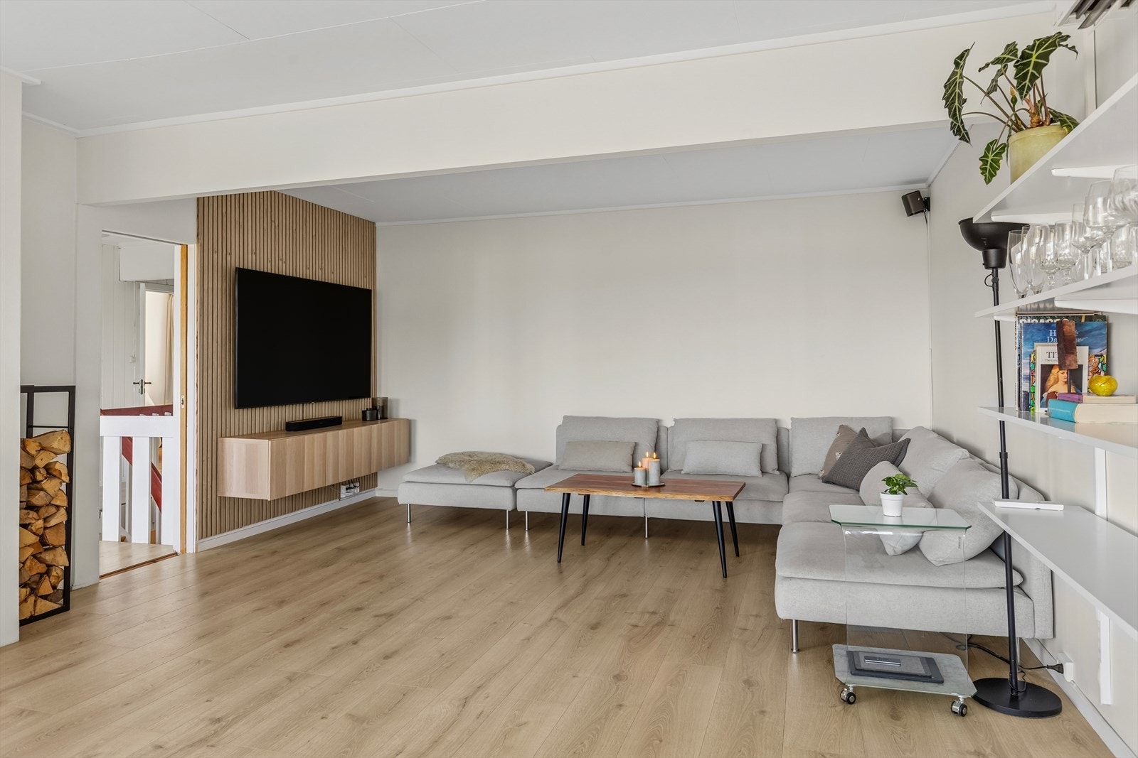 2. etasje har nye gulv, og stortsett alle overflater er frisket opp. Galleribilde