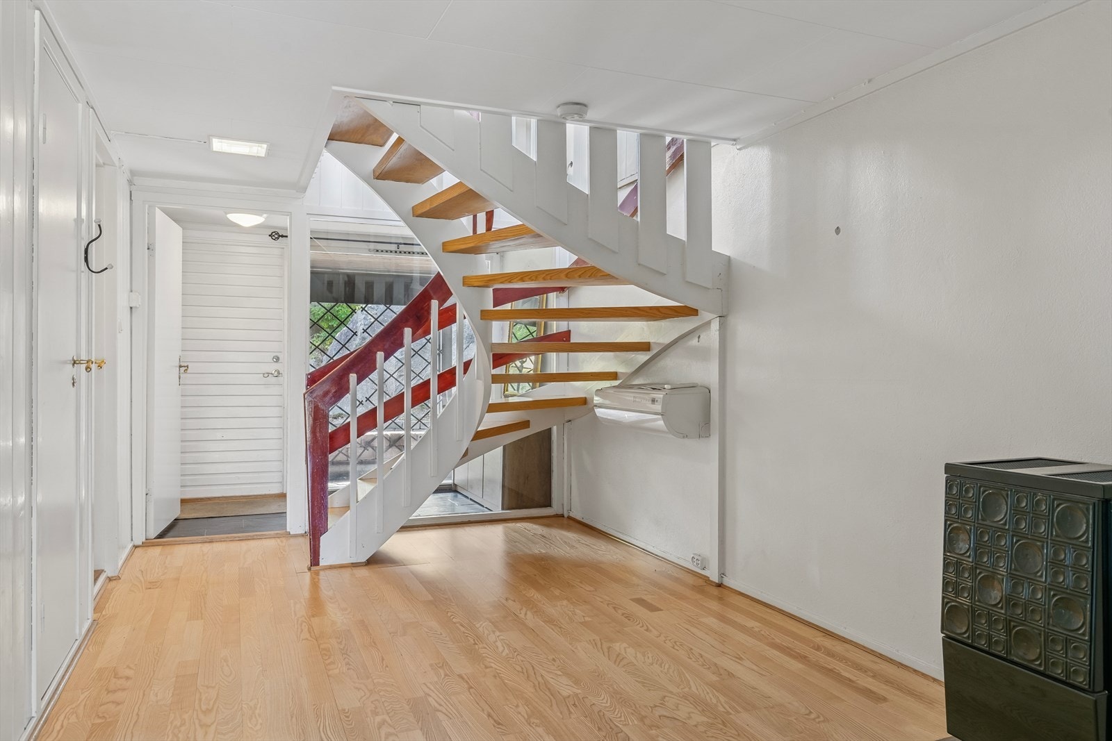 Hallen i 1. etasje har flere bruksmuligheter, stue eller hobbyrom? Galleribilde