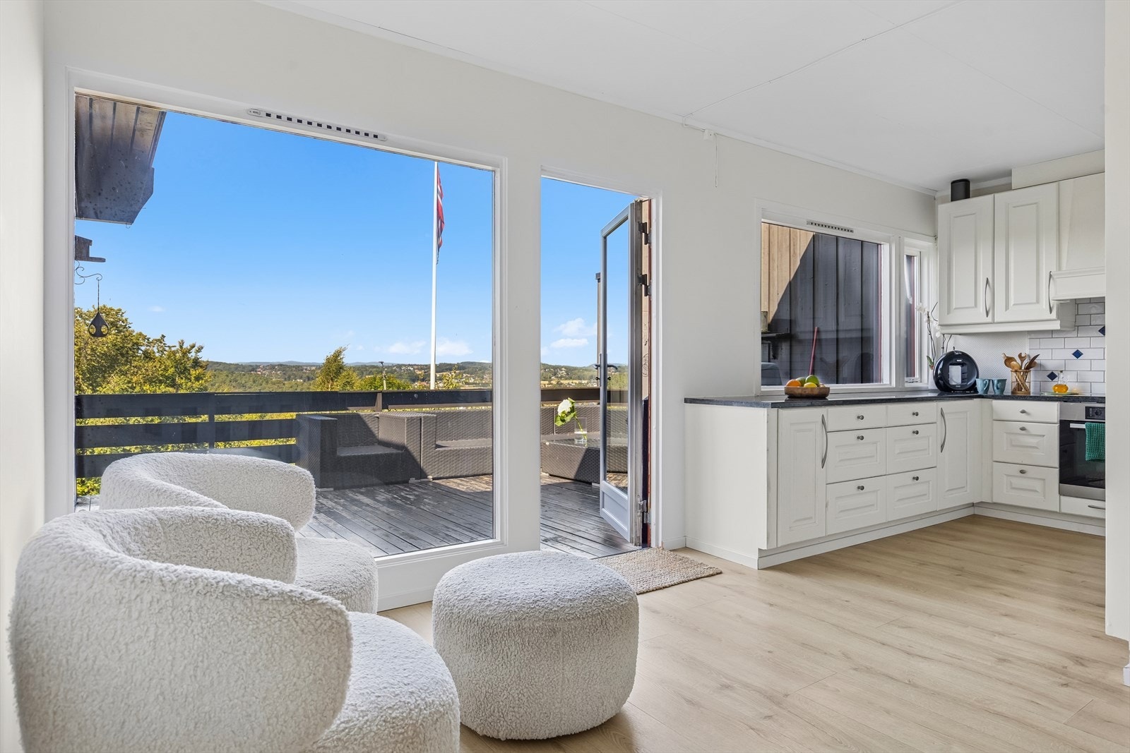 Kjøkken med plass til spisestue. Galleribilde