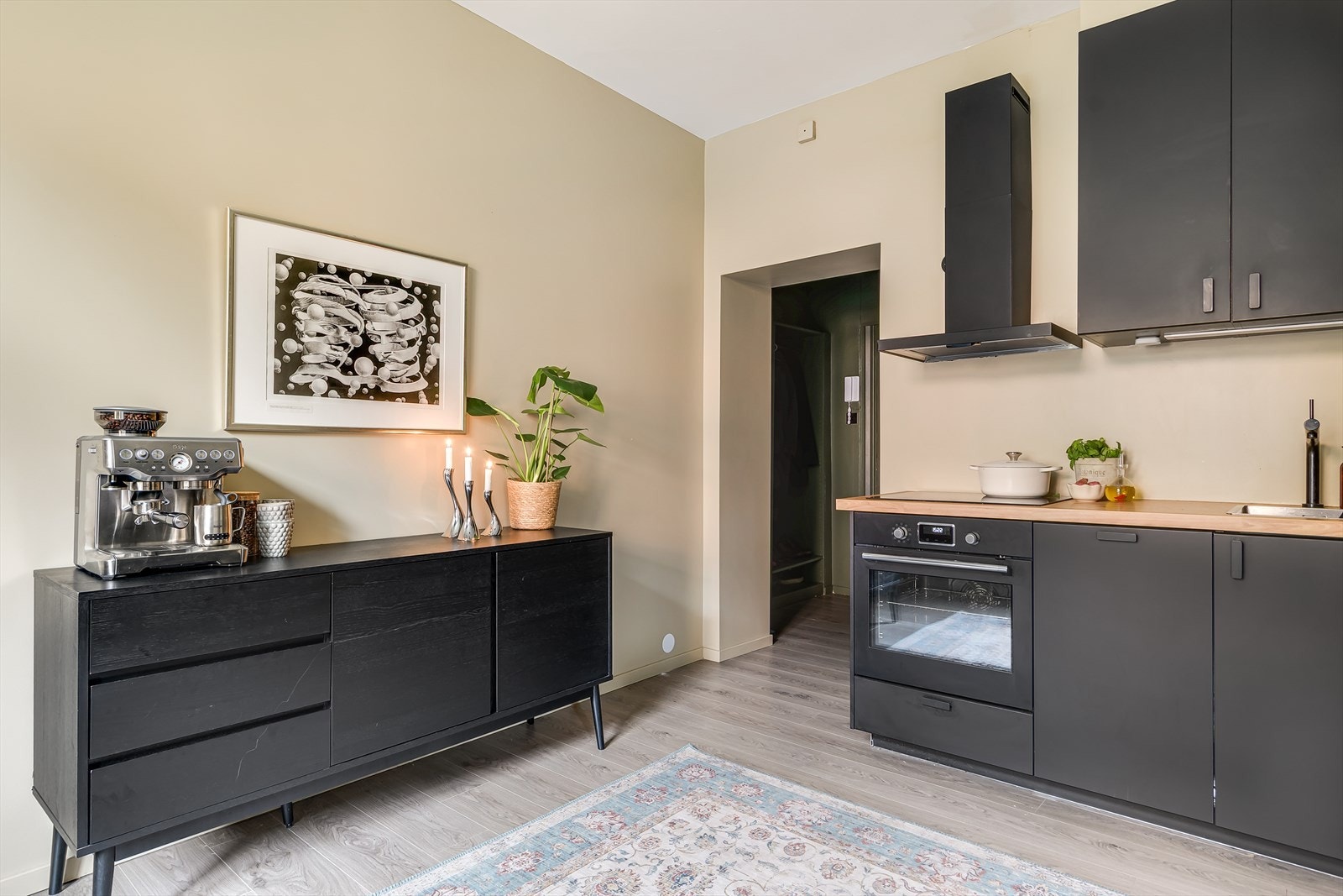 Kjøkkeninnredningene har glatte fronter, laminat benkeplate med nedfelt oppvaskkum i stål og ettgreps armatur. Galleribilde