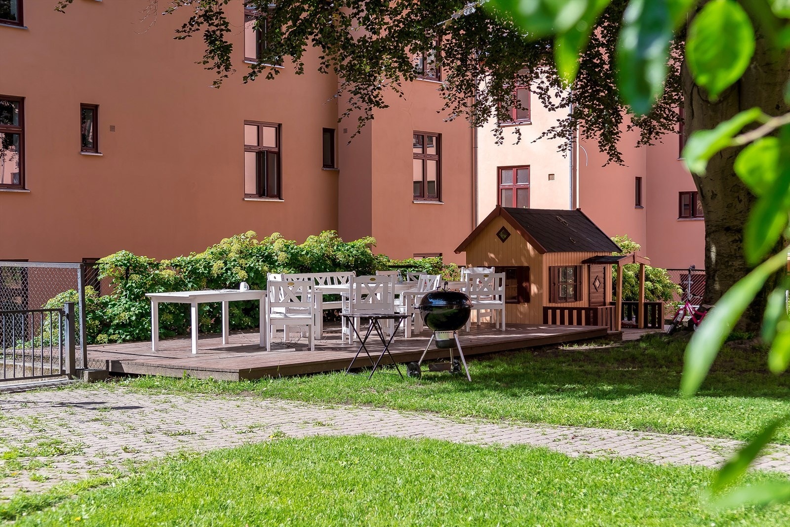 Gården har en fantastisk bakgård med flere sittegrupper. Galleribilde