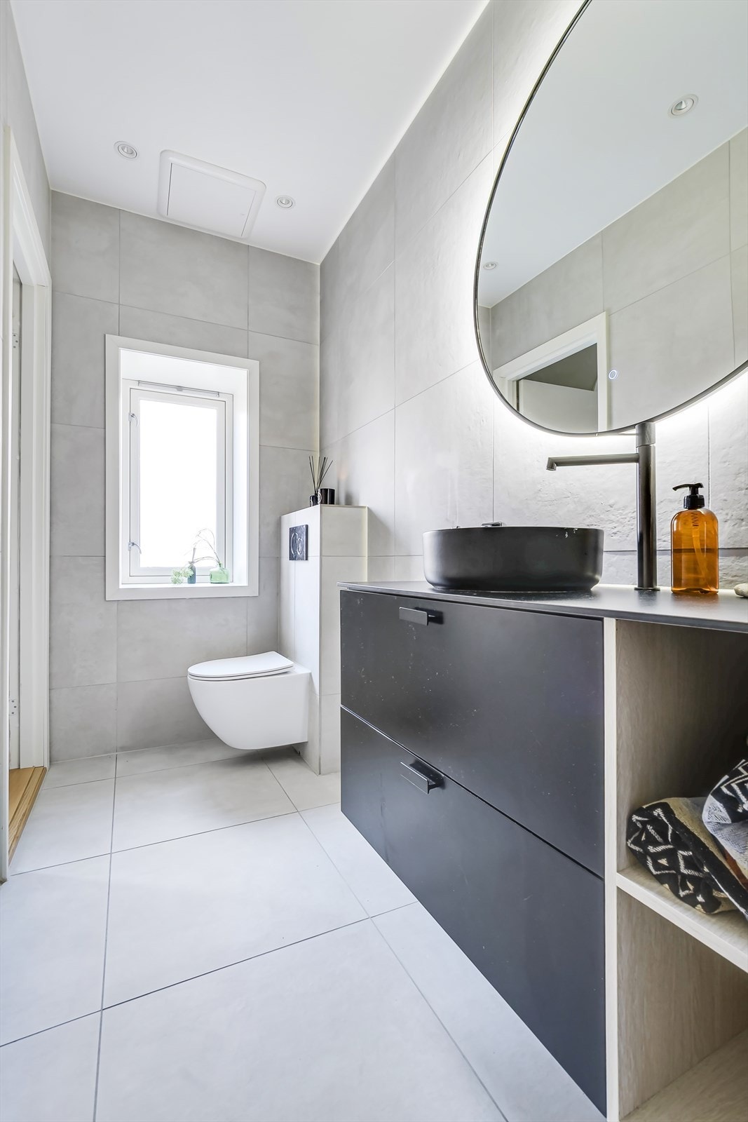 Badet har elektrisk gulvvarme og opplegg for vaskemaskin. Galleribilde