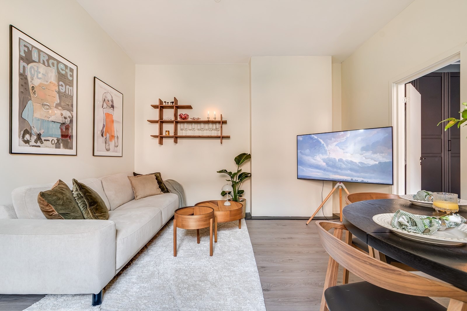 Hele leiligheten ble pusset opp i 2022 og kombinerer moderne komfort med et tidløst, klassisk design. Galleribilde