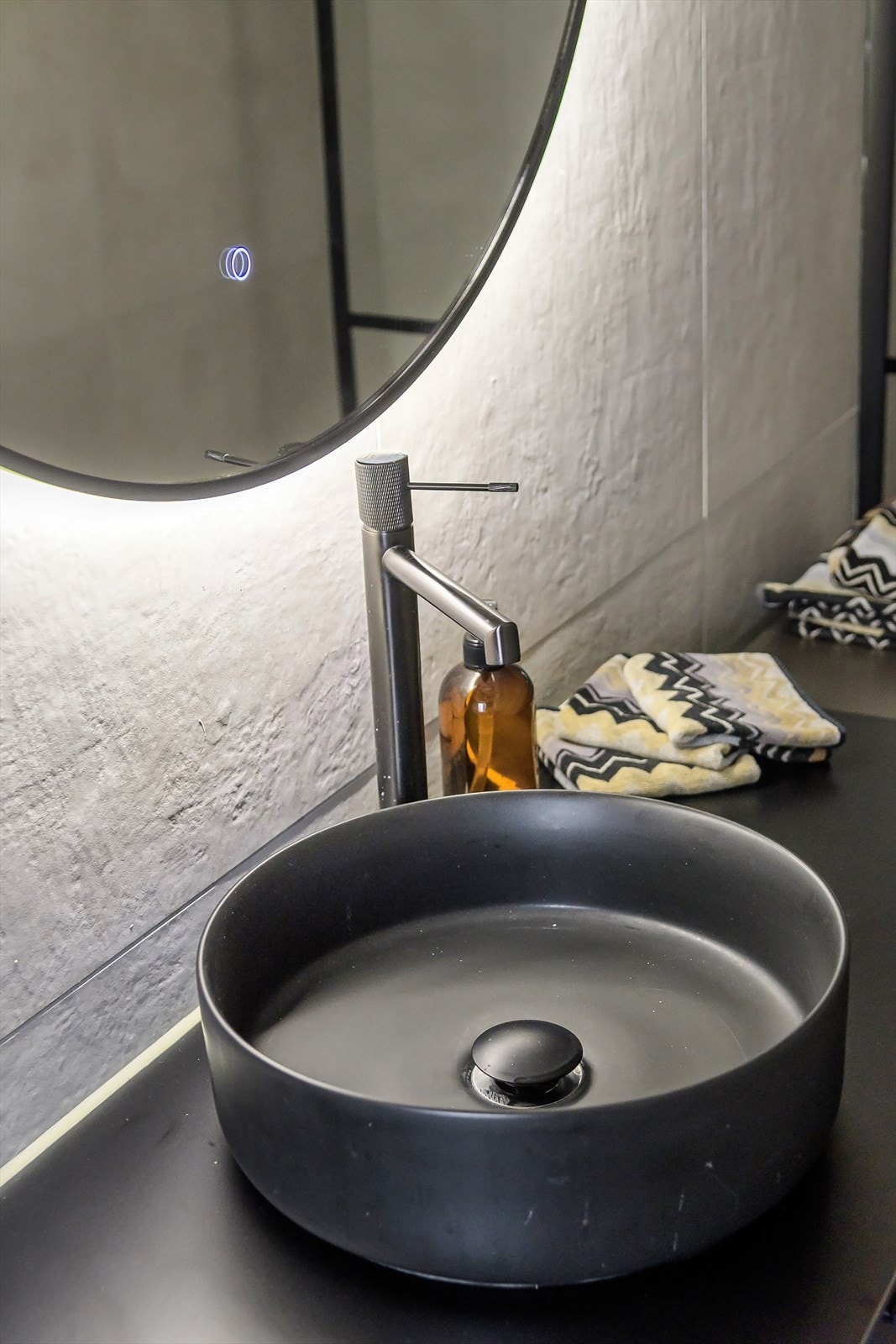 Videre er badet utstyrt med servantskap med en bredde på 99cm og servantbolle med ettgreps armatur fra Vetro, dusjnisje med glassvegg og veggmontert wc. Galleribilde