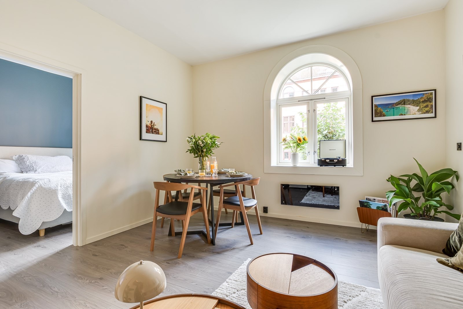 Her får du etterspurte kvaliteter som generøs takhøyde og store vindusflater. Galleribilde