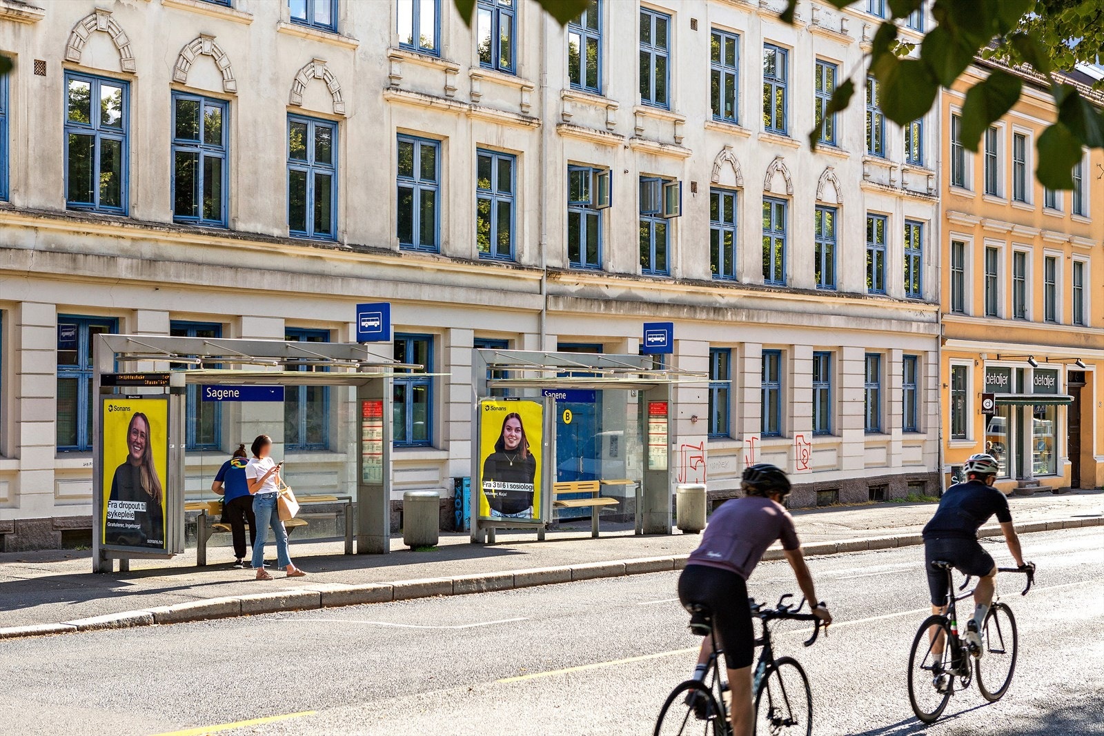 Sagene bussholdeplass. Her har du blant annet buss nr.37 (Nydalen-Helsfyr), nr.54 (Kjelsås-Aker Brygge) og nr. 20 (Skøyen - Galgeberg). Galleribilde