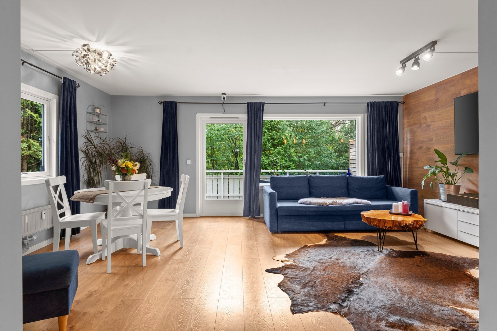 Lys og trivelig stue med god plass til både sofagruppe og spisebord, samt utgang til sydvestvendt terrasse og hage. Galleribilde