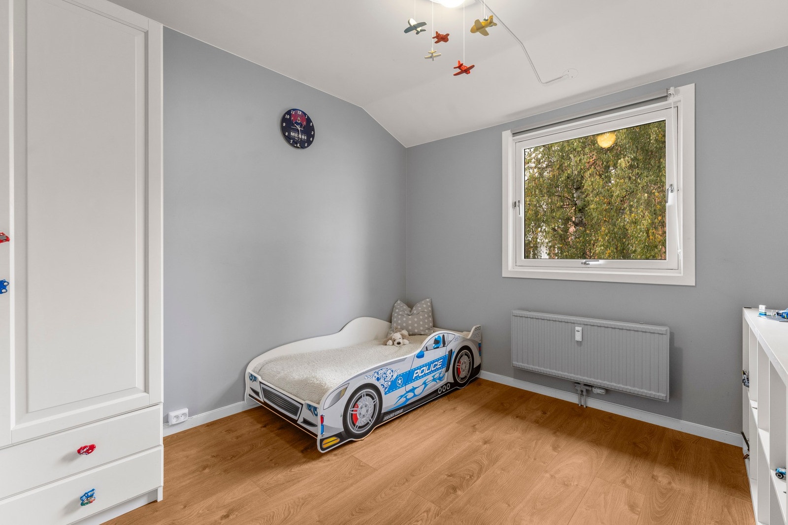 Soverom nr 2 er lyst og trivelig med plass til seng, garderobe og øvrig møblering. Galleribilde