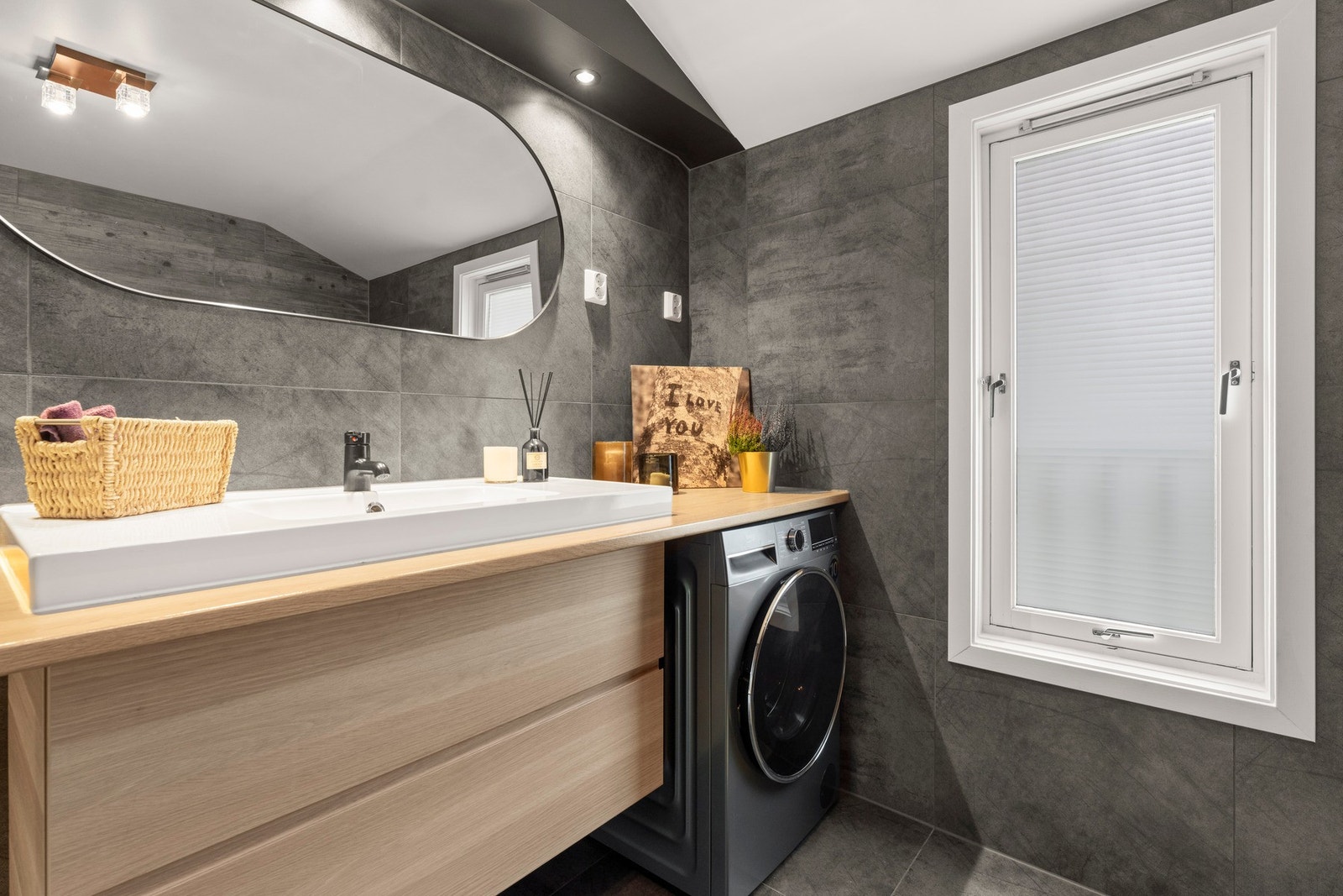 Badet ble totalrenovert i 2020, med stilrent dusjhjørne, vegghengt toalett, dobbel servant og plass til vaskemaskin. Galleribilde