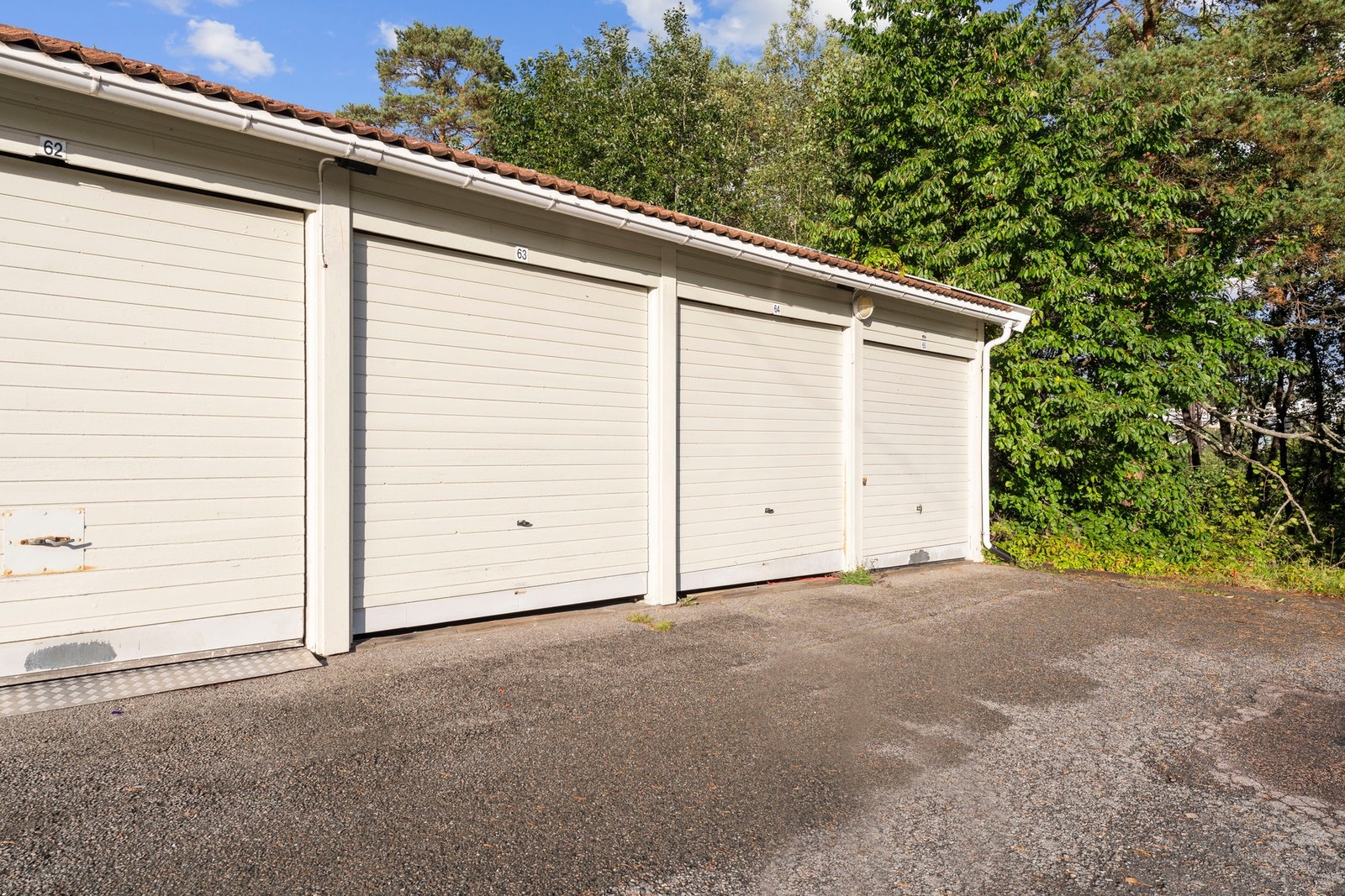 Boligen disponerer en fast garasjeplass i rekke. I tillegg er det meget gode parkeringsmuligheter på borettslagets eiendom. Borettslaget har etablert felles ladeanlegg, og det er mulighet for å installere egen lader i garasjen. Galleribilde