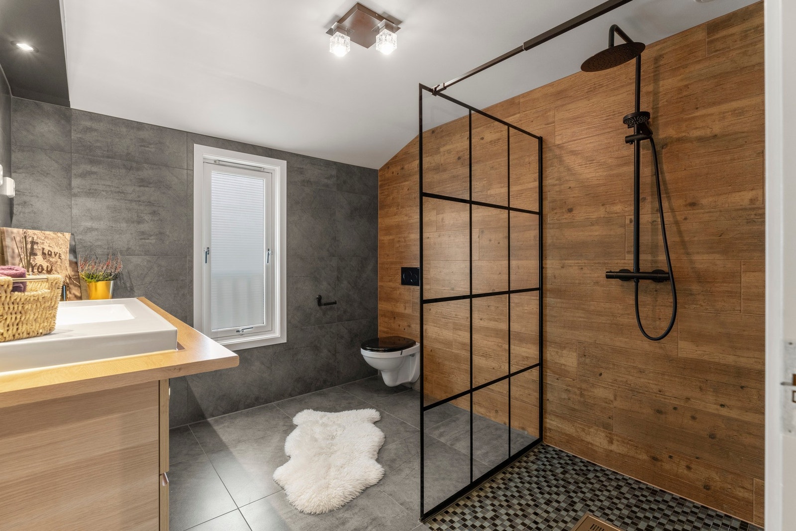 John-André Rasmussen fra PrivatMegleren har gleden av å presentere Bjørn Bondes vei 151 - et delikat og innbydende enderekkehus renovert i 2020! Galleribilde