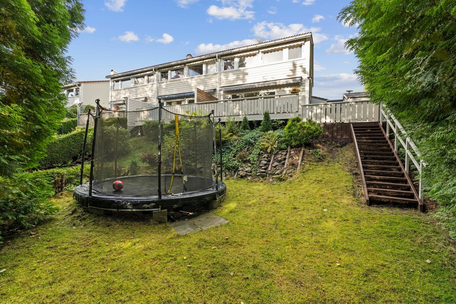 Boligen kan skilte med en romslig hagedel som gir rikelig plass til lek, aktiviteter og hyggelige utestunder for hele familien. Galleribilde