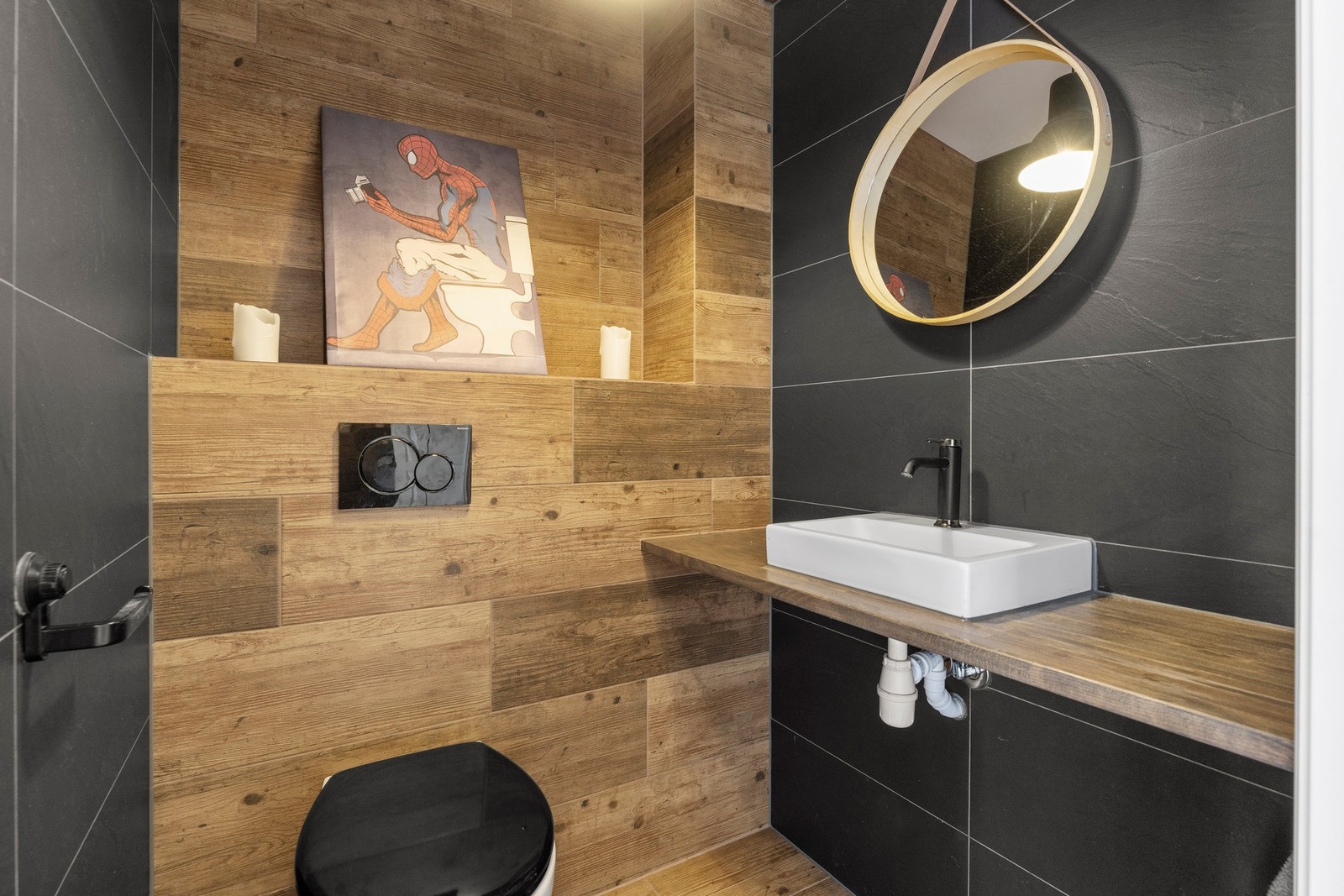 Stilrent toalett i 1. etasje med moderne innredning, vegghengt toalett og servant på innredning i delikate materialvalg. Galleribilde