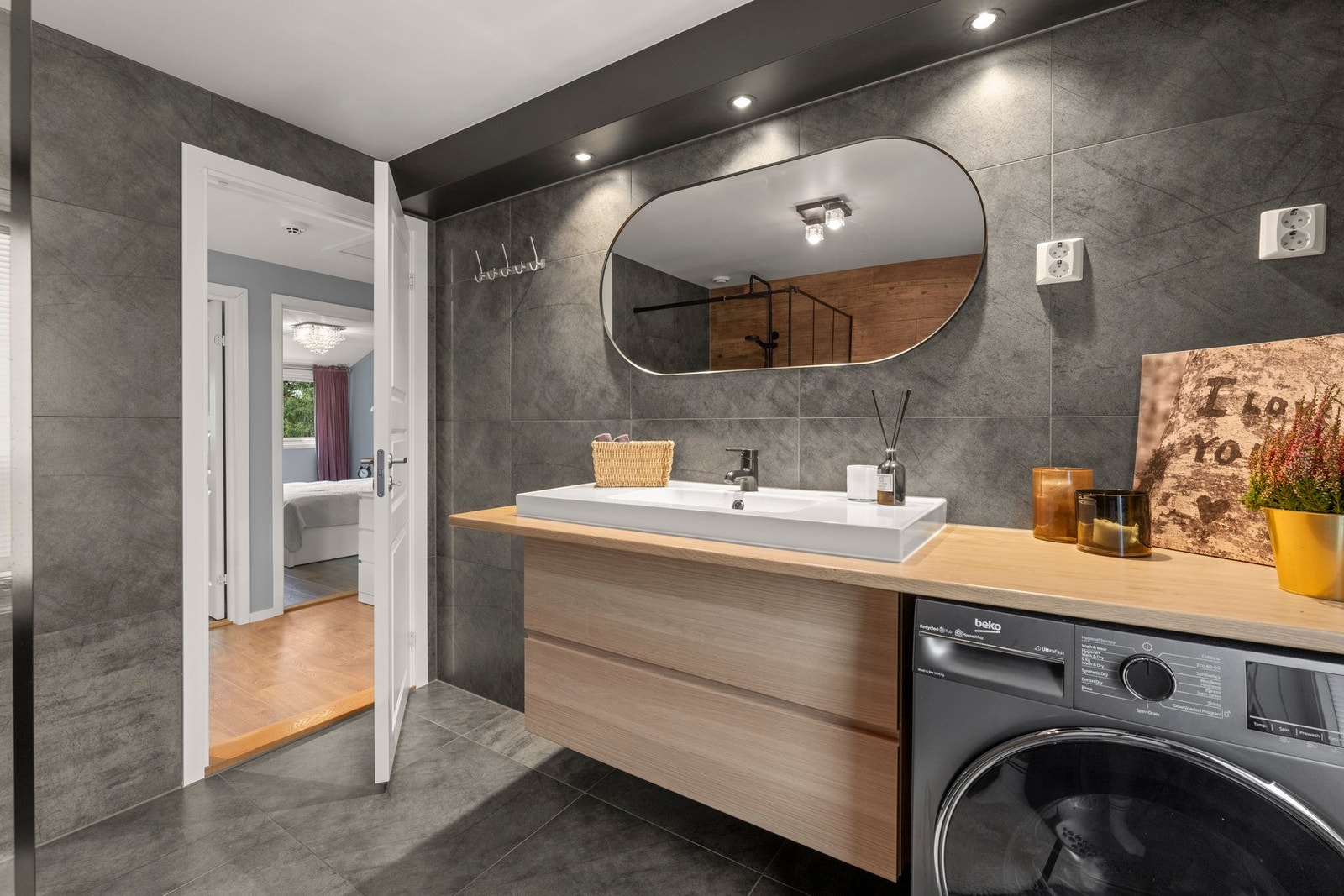 Badet fremstår lekkert og moderne, med gode materialvalg, god oppbevaringsplass og nydelig gjennomført design som kombinerer funksjon og komfort. Galleribilde