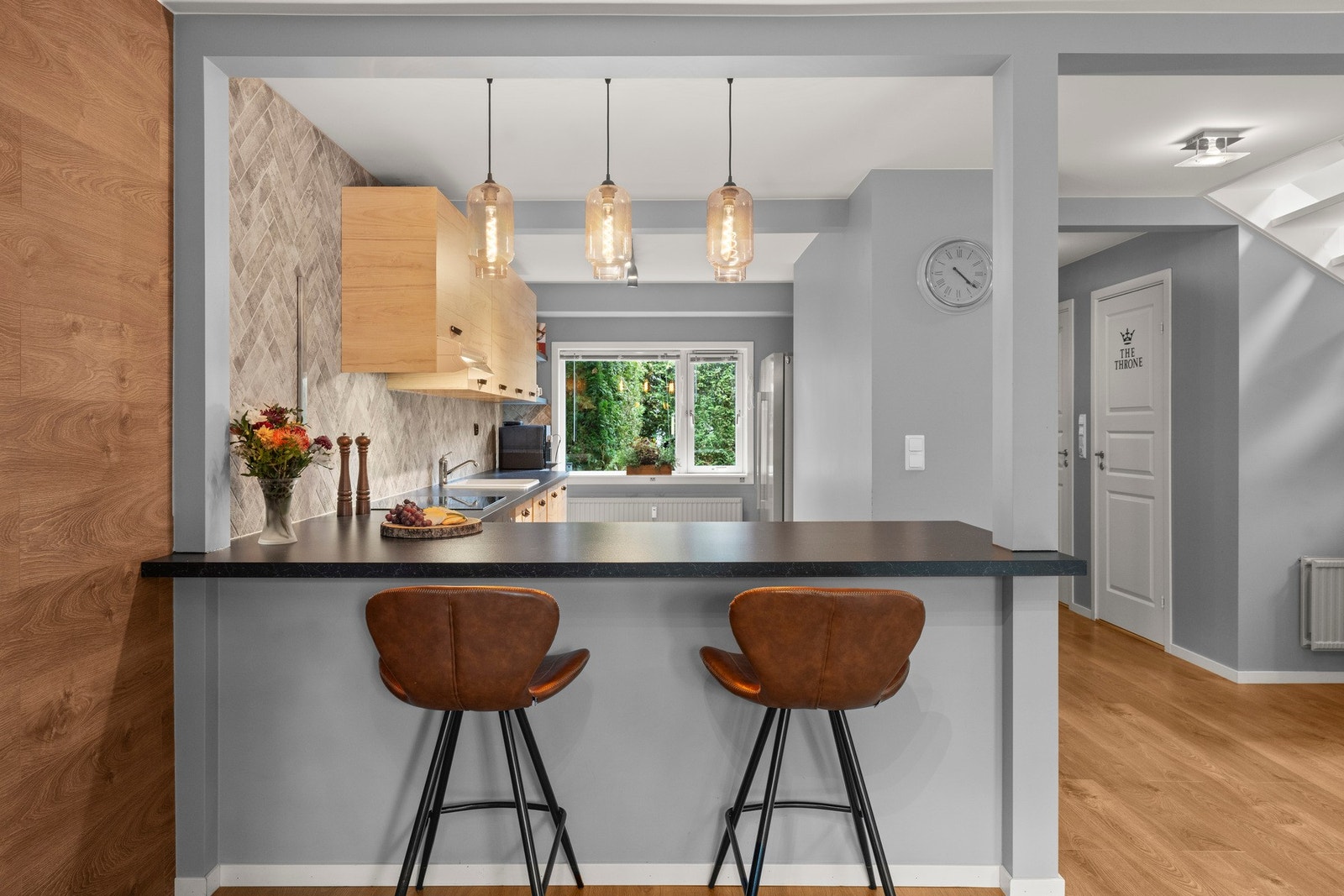 Innbydende barløsning som gir en hyggelig spiseplass og skaper en naturlig overgang mellom kjøkken og stue. Galleribilde