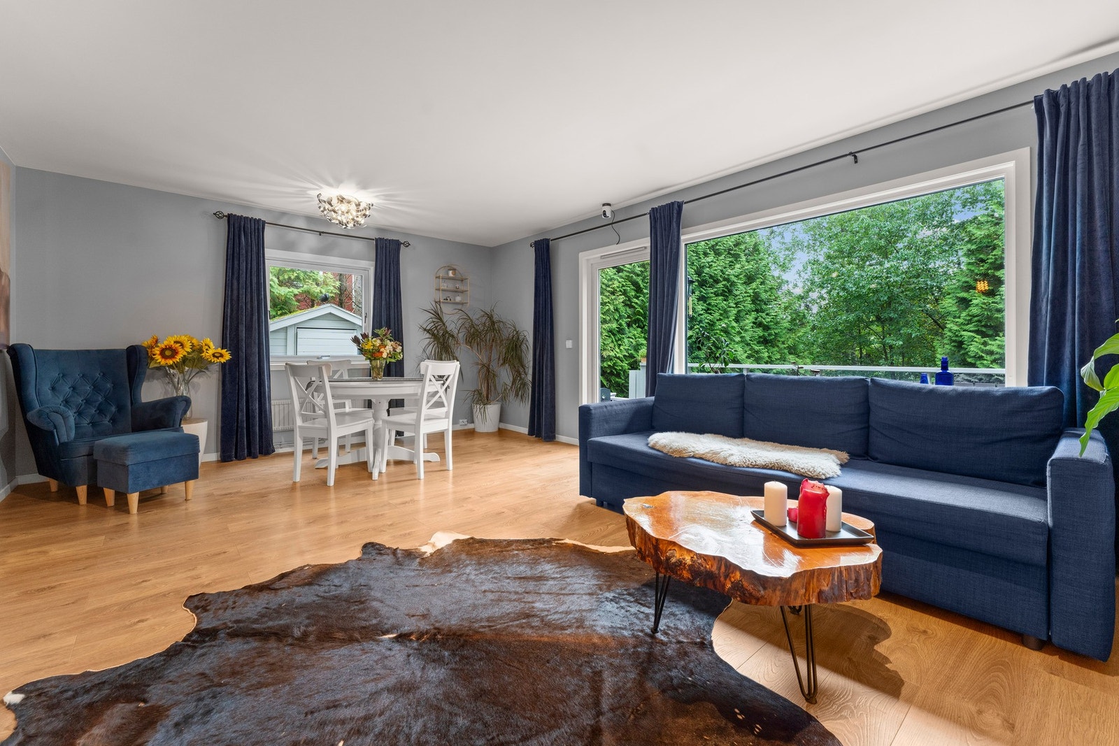 Gode vindusflater på tre sider av boligen gir rikelig med naturlig lys og en luftig atmosfære gjennom hele dagen. Galleribilde