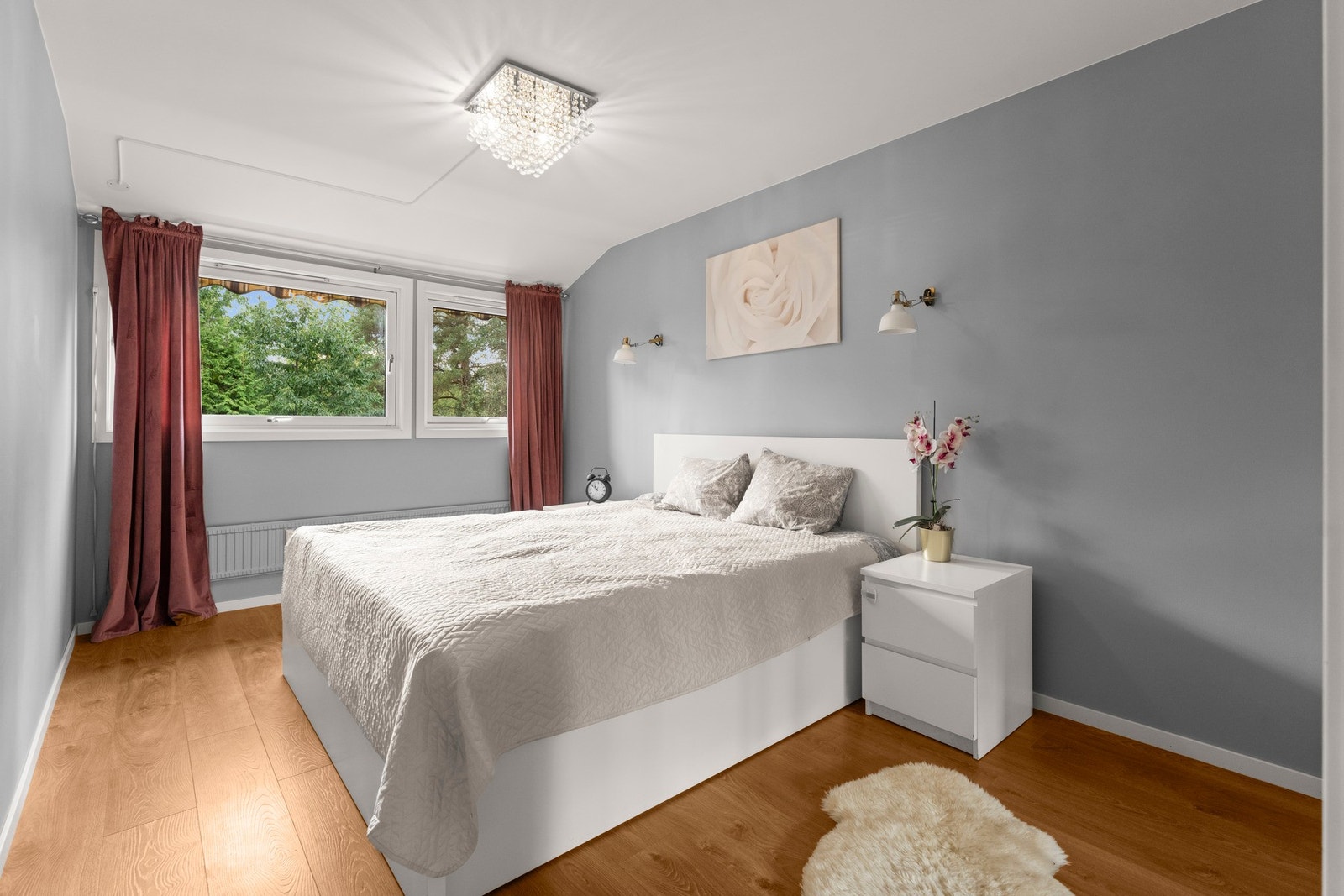 Lyst og romslig hovedsoverom med egen walk-in-closet. God plass til dobbeltseng og tilhørende møblement. Gode vindusflater sikrer rikelig med naturlig lysinnslipp. Galleribilde