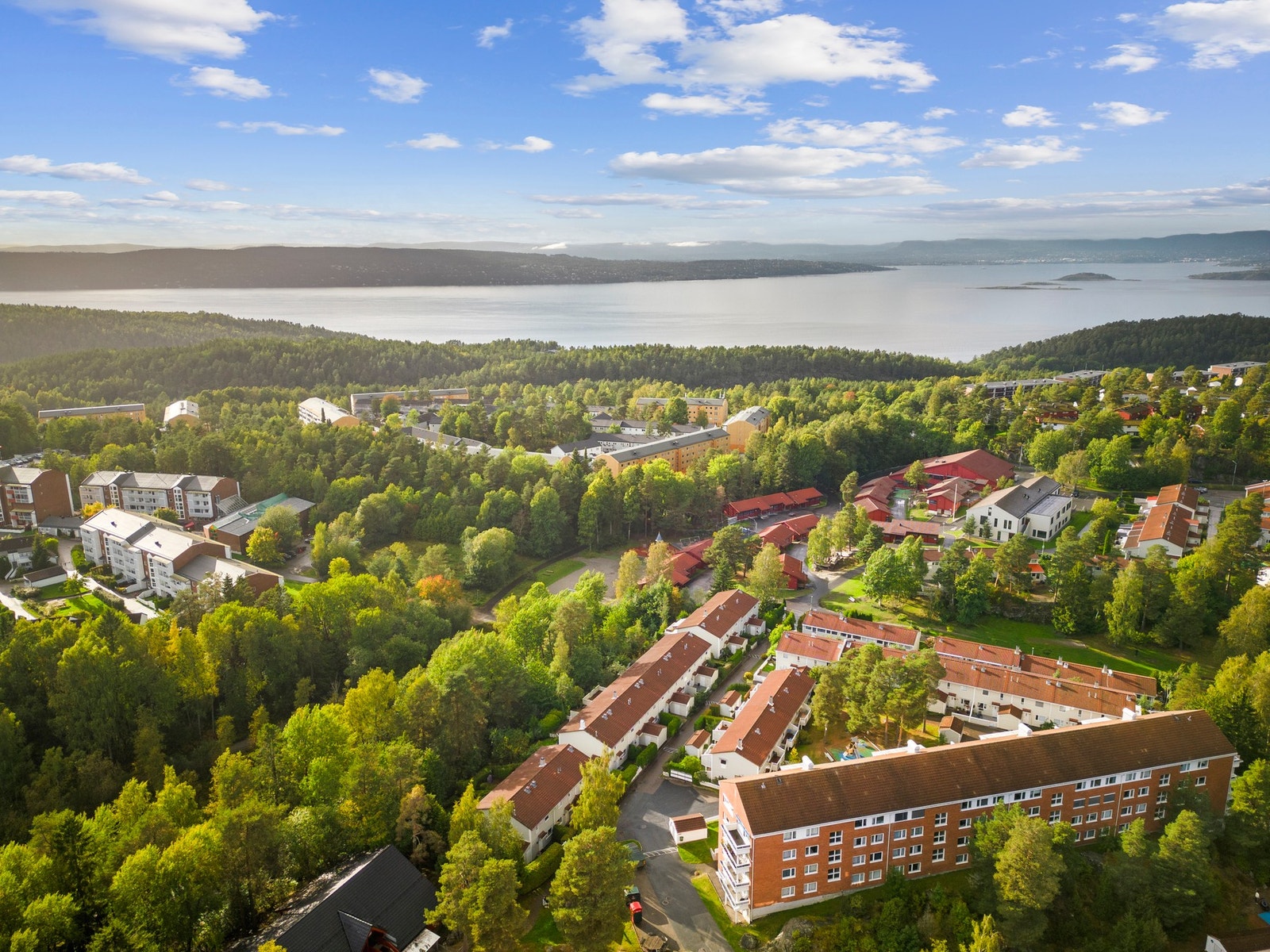 Nærområdet byr på flotte rekreasjonsmuligheter med vakker natur, turstier og gode friluftsopplevelser rett utenfor døren. Galleribilde