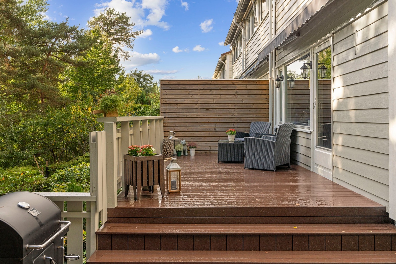 Terrassen er fordelt over to plan og gir fleksible innredningsmuligheter til både spisegruppe og lounge. Galleribilde