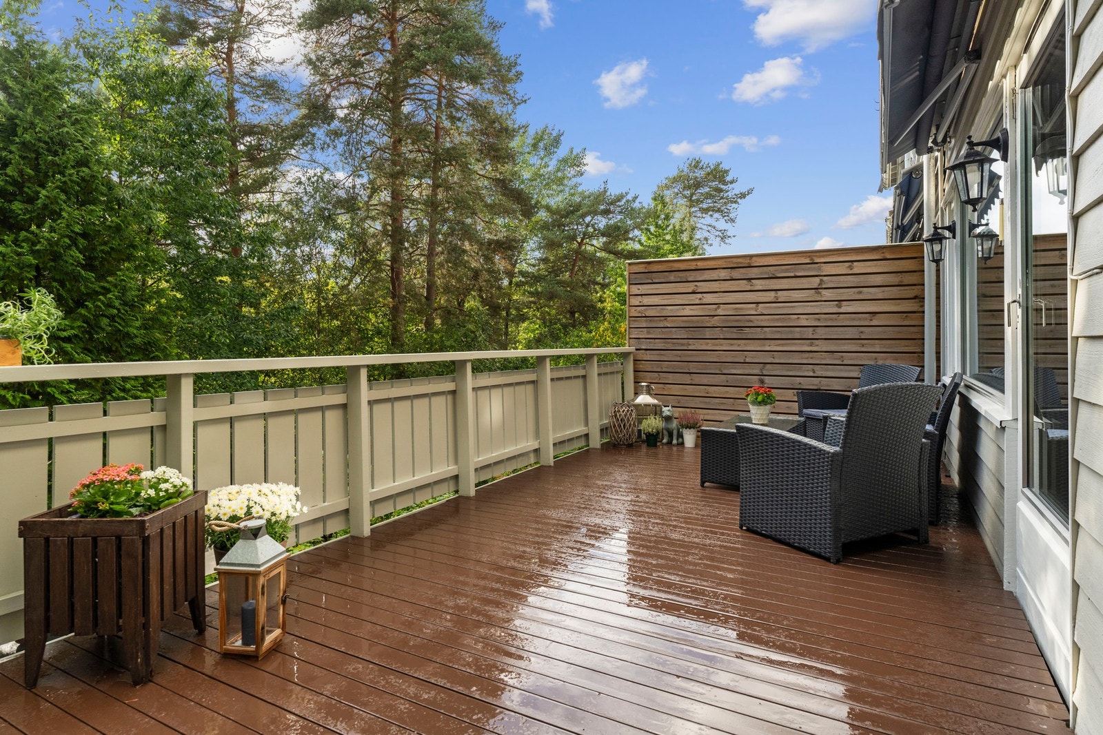 Utgang fra stuen til sydvestvendt og solfylt terrasse på hele 29 m² - perfekt for lange sommerkvelder. Galleribilde