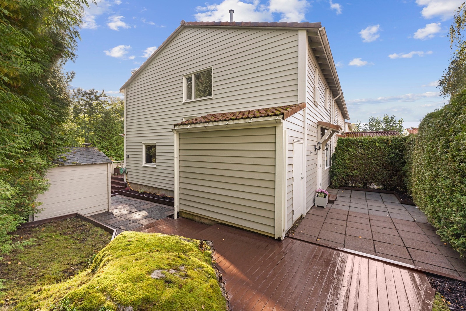 Boligen disponerer to romslige og funksjonelle uteboder som gir rikelig lagringsplass til sesongutstyr, sykler og hageartikler. Galleribilde