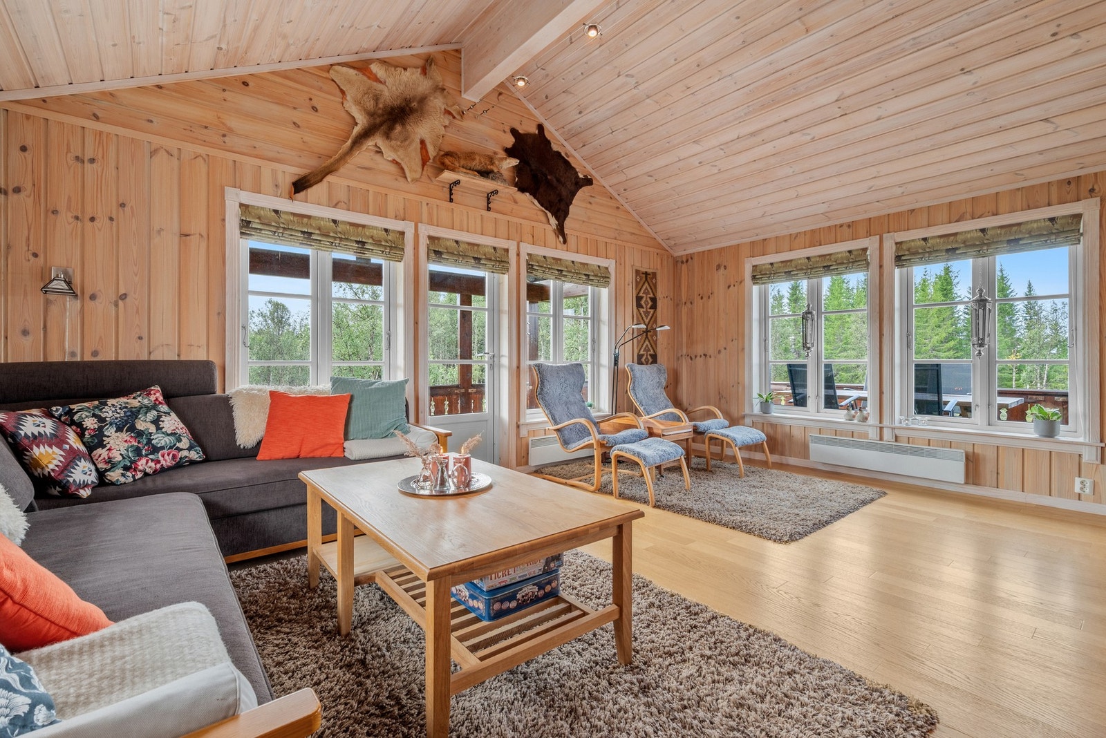 Store vindusflater som gir rikelig med naturlig lysinnslipp. Galleribilde