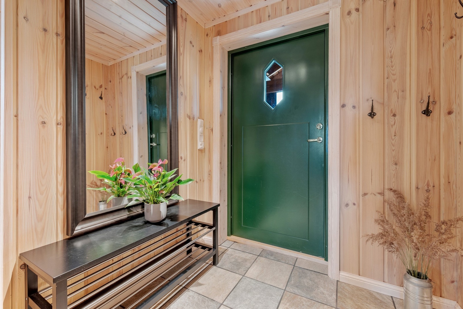 Flislagt gang med varme i gulvet. Galleribilde