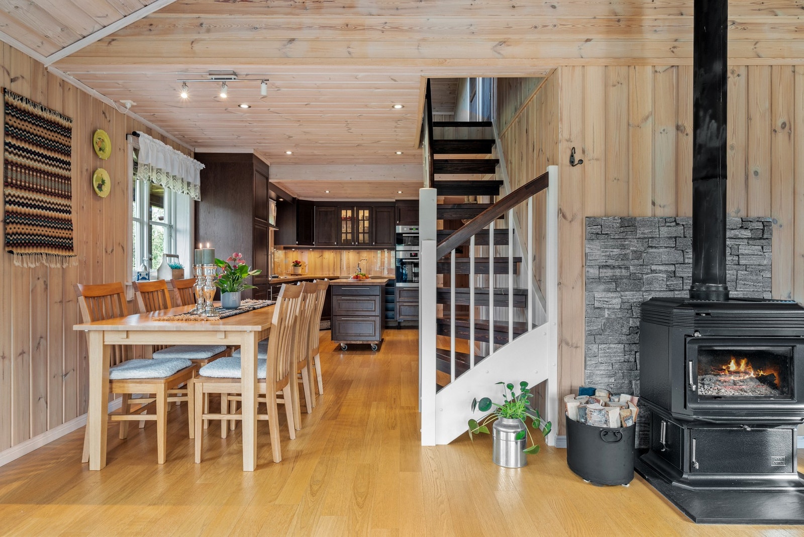 Delvis åpen løsning mellom stua og kjøkkenet som bidrar til en god romfølelse. Galleribilde