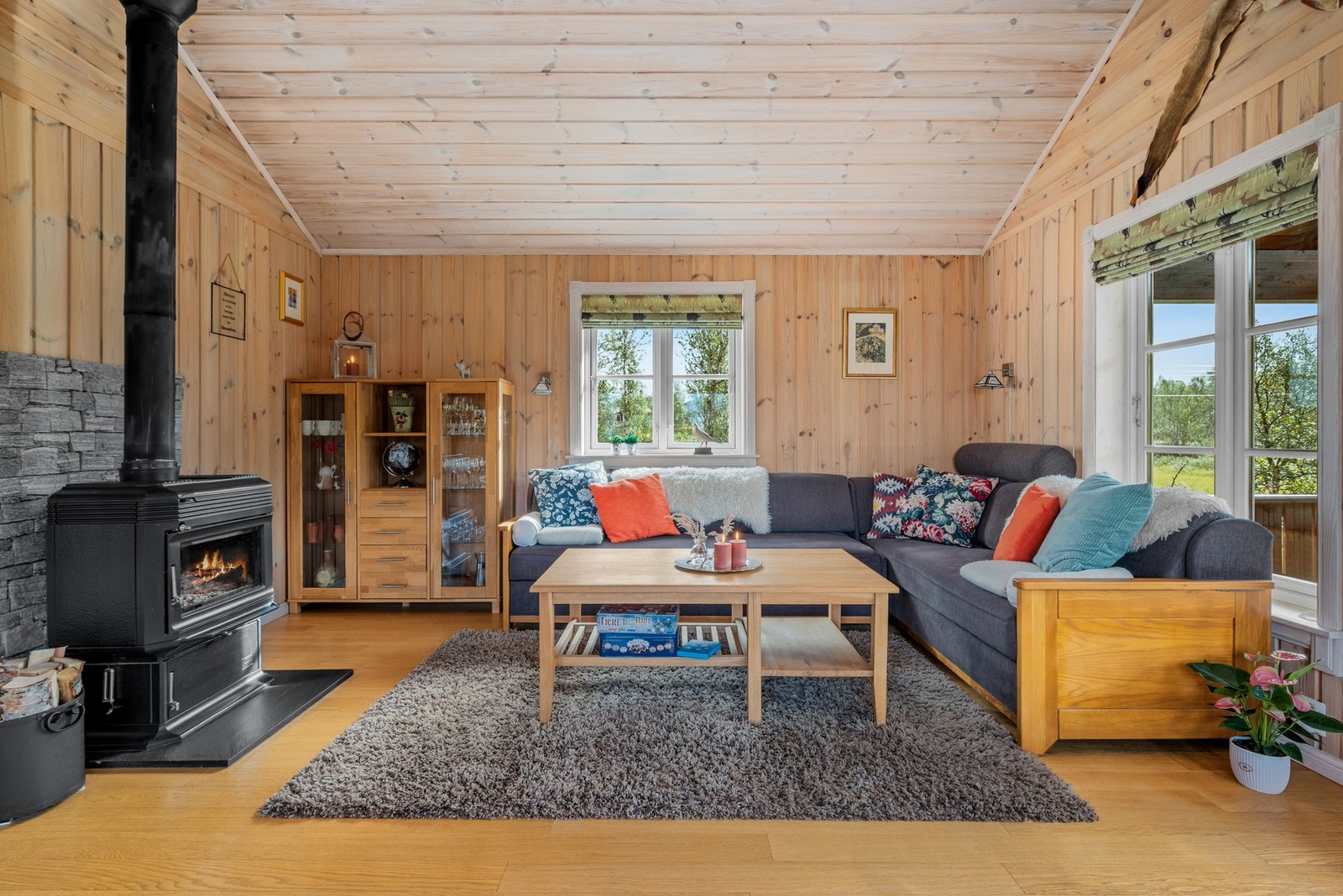 Vedovnen i stua bidrar til en hyggelig atmosfære. Galleribilde