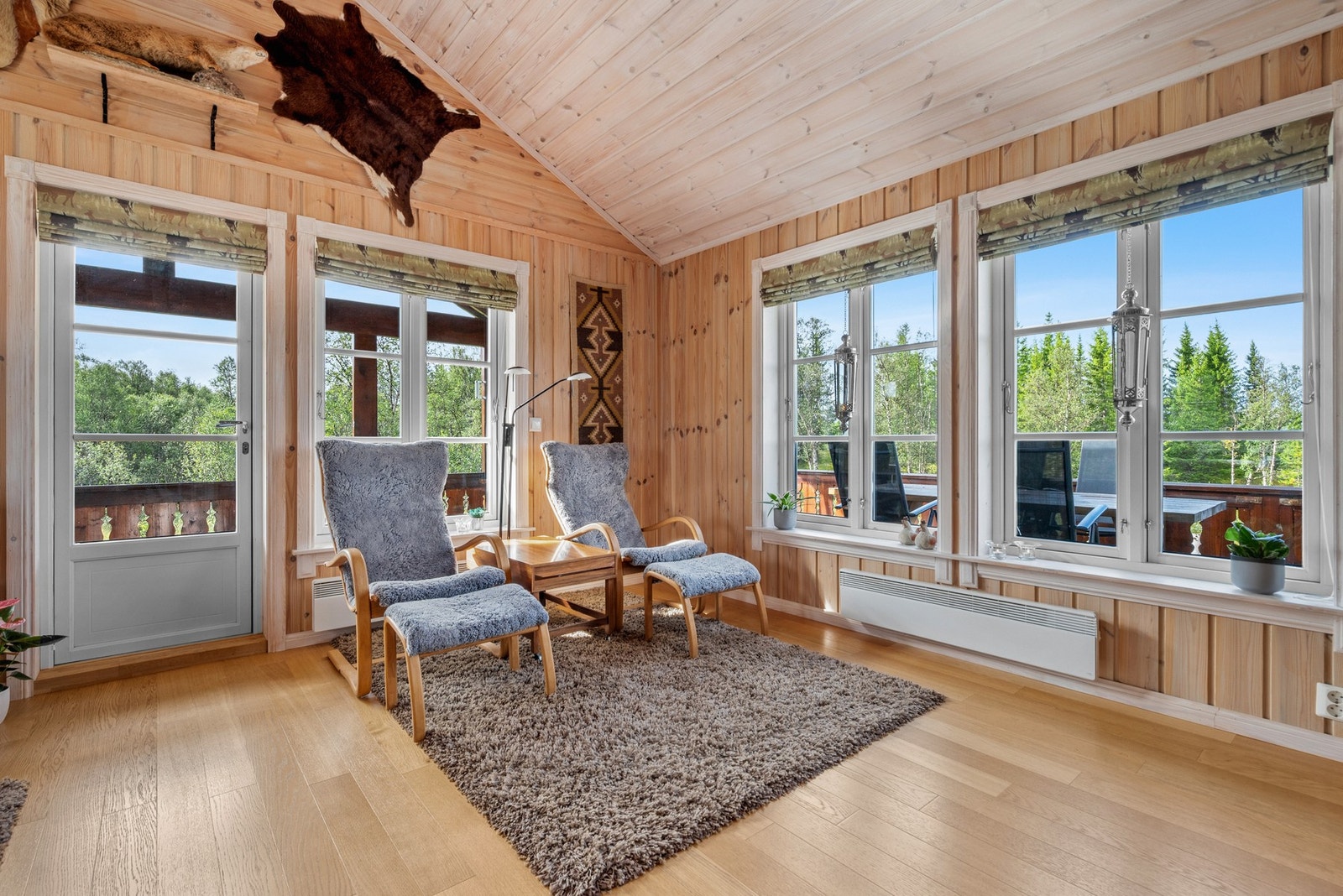 Fra stua har man utgang til veranda. Galleribilde