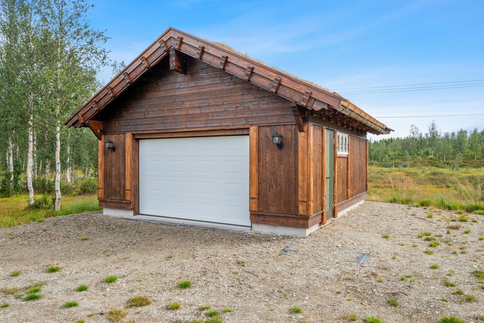 Romslig garasje med installert elbil-lader. Galleribilde