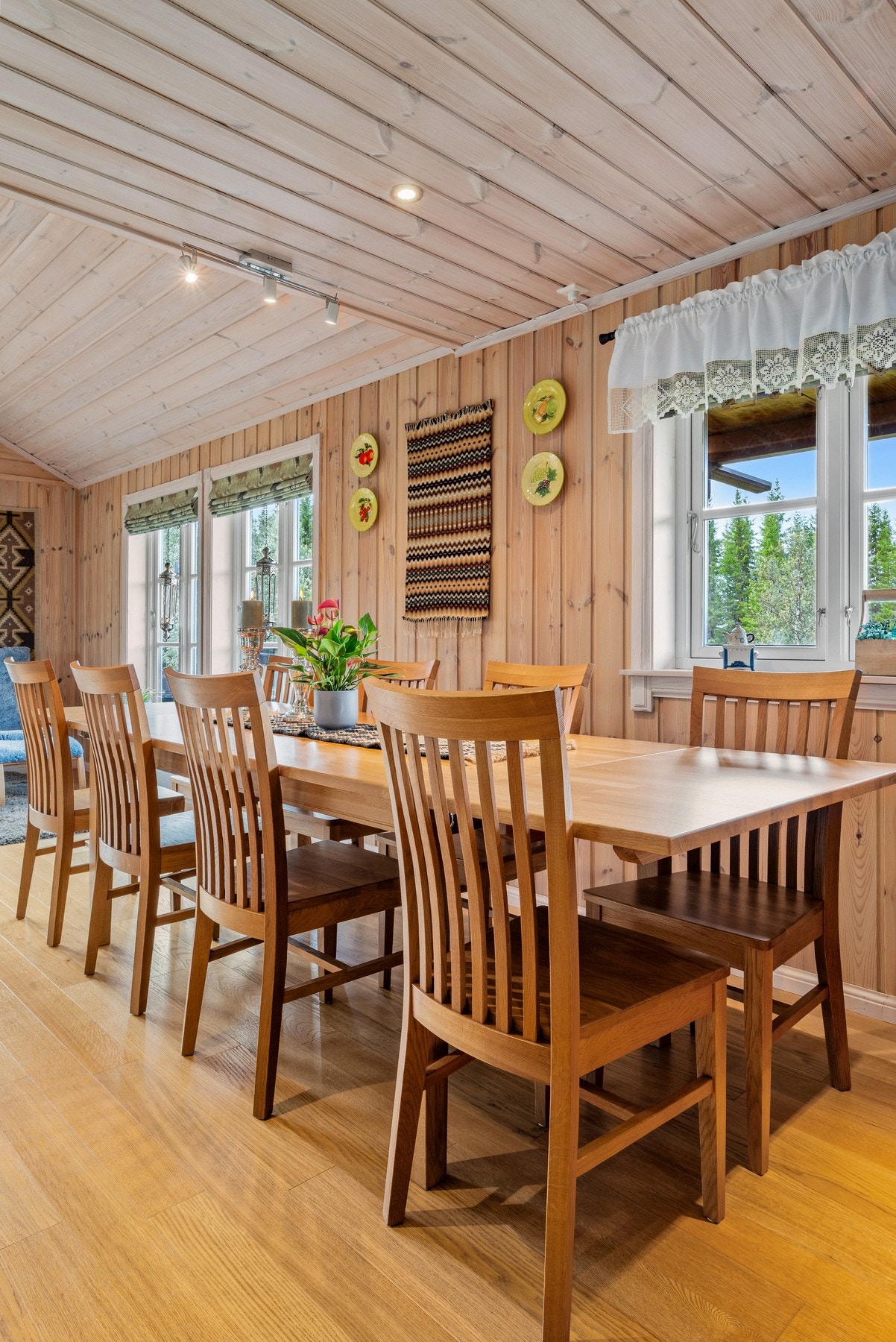 Det er plass til et større spisebord - her er bordet med ileggsplater. Galleribilde