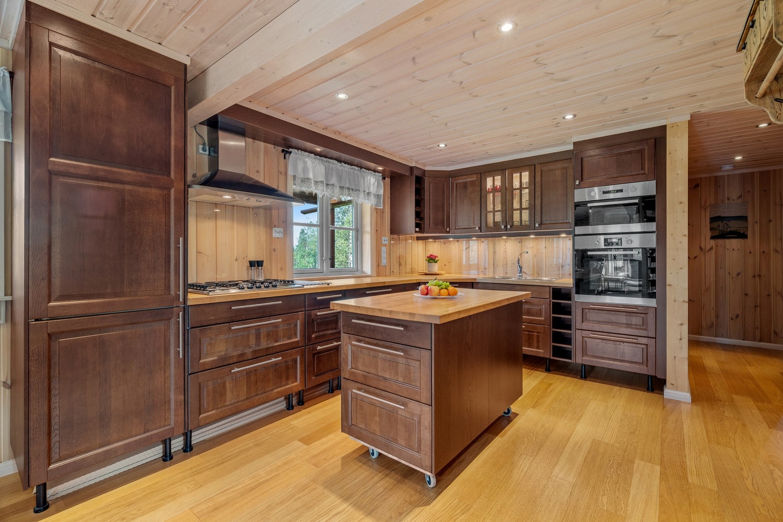 Pent kjøkken med mye skap- og benkeplass. Galleribilde