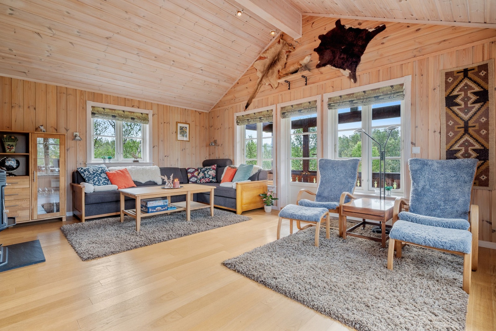 Møblene som er i hytta følger med i handelen. Galleribilde