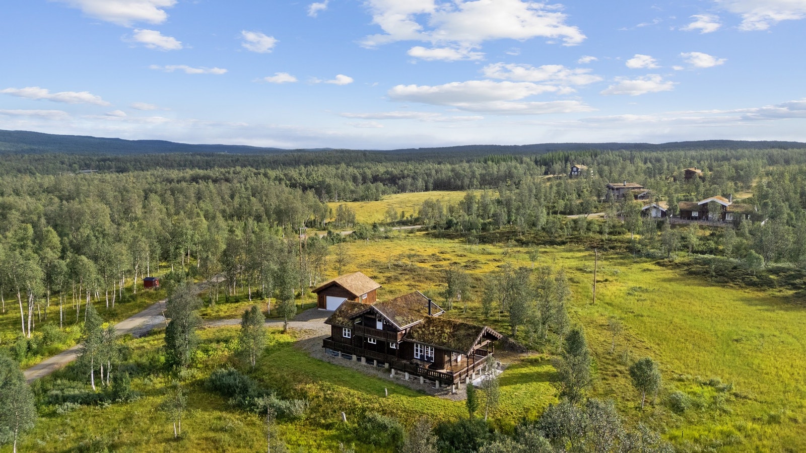 Hytta ligger fint og skjermet til med god avstand til nærmeste nabo Galleribilde